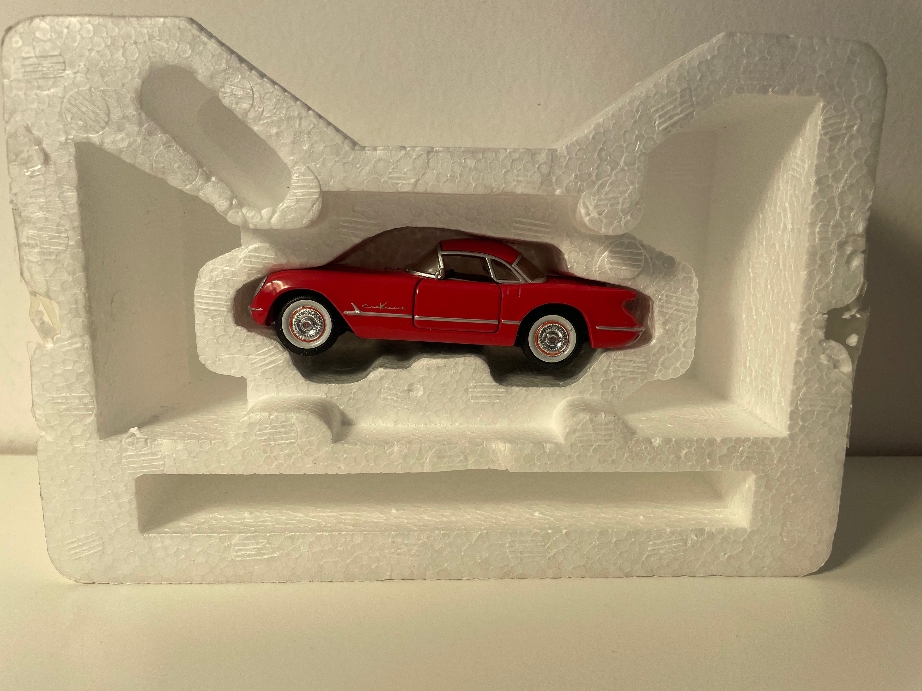 Chevrolet Corvette kabriolet czerwony z 1957 roku (samochód amerykański)