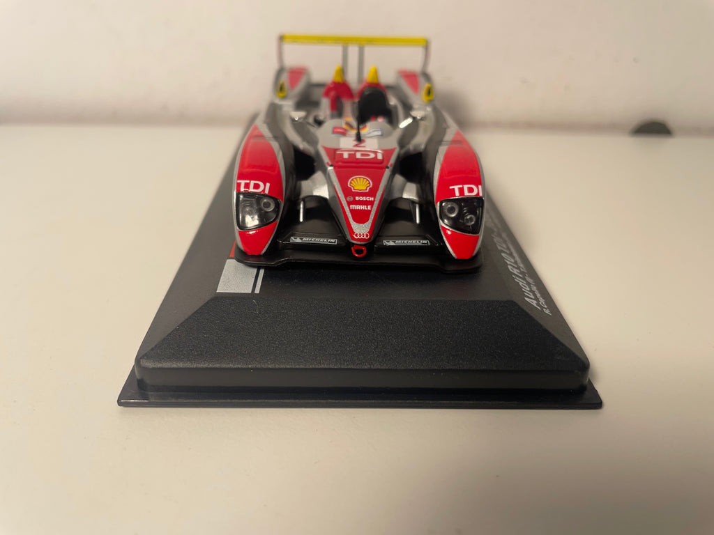 Audi R10 TDI grise et rouge numéro 2 - 24 heures du Mans de 2008