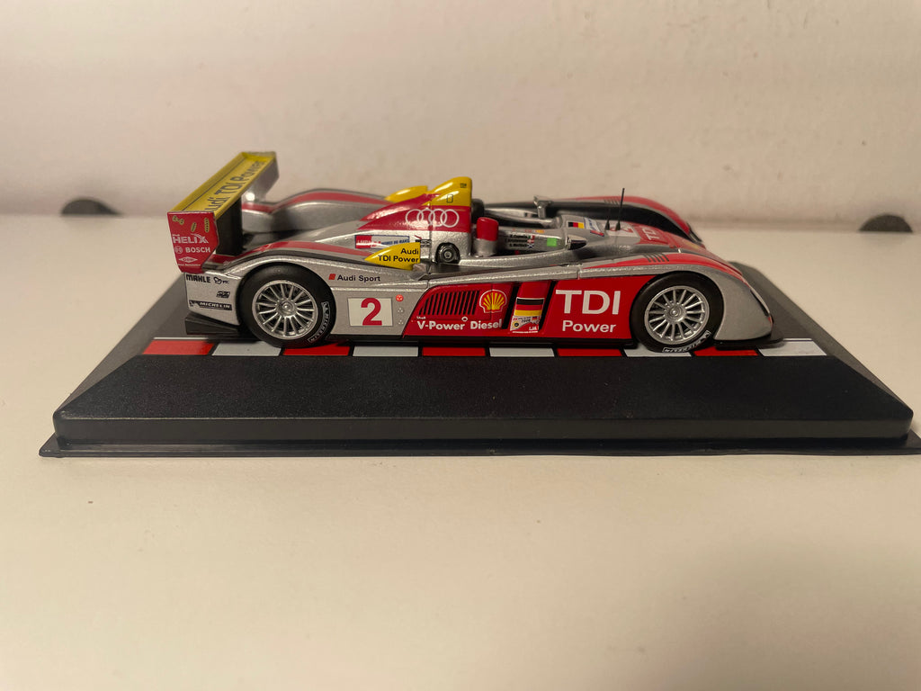 Audi R10 TDI grise et rouge numéro 2 - 24 heures du Mans de 2008
