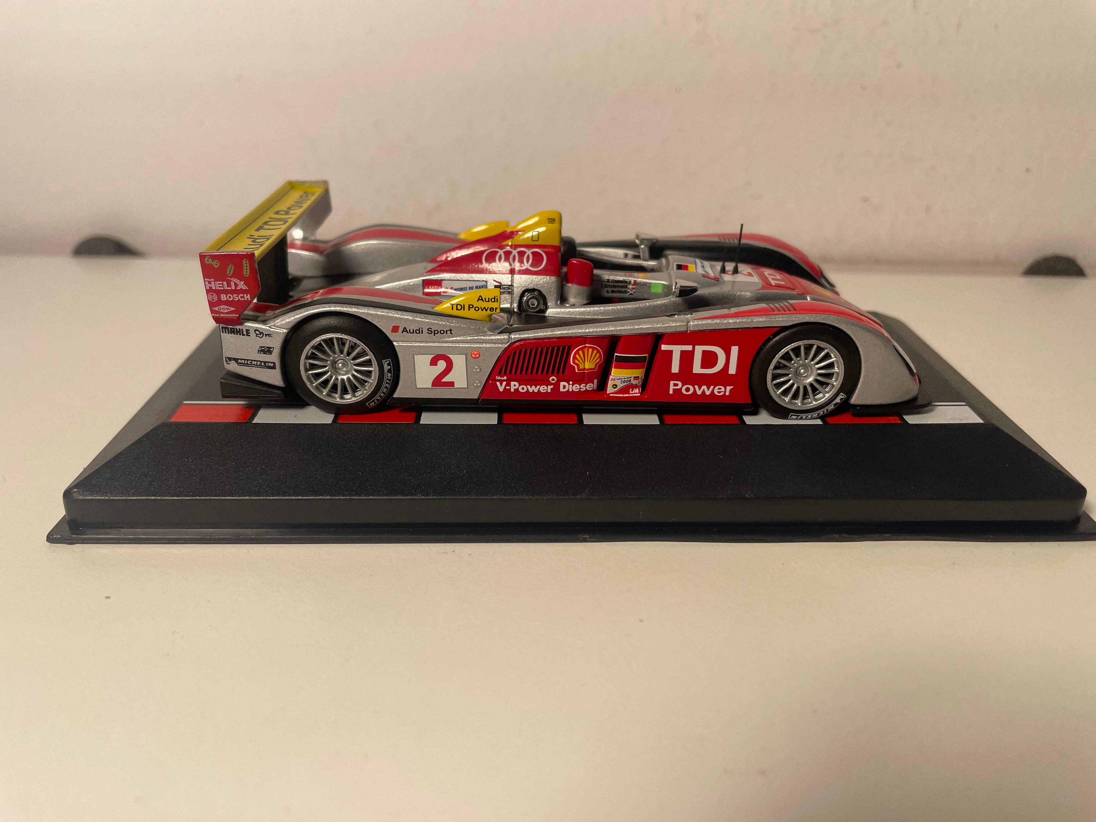Audi R10 TDI grise et rouge numéro 2 - 24 heures du Mans de 2008