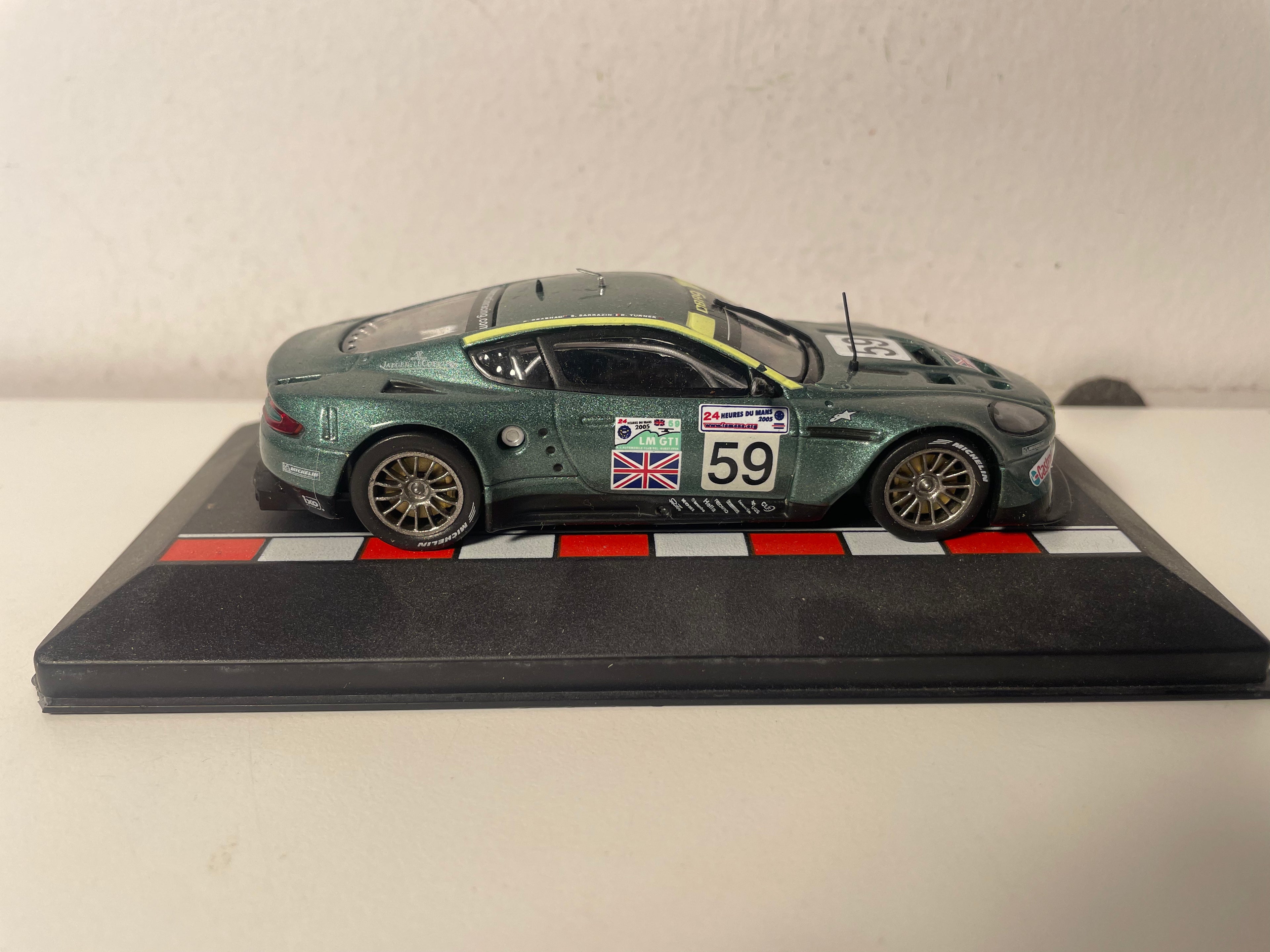 Aston Martin DBR9 verde número 59 (24 Horas de Le Mans de 2005)