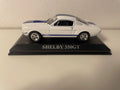 Shelby 350GT blanche et bleue (voiture américaine)