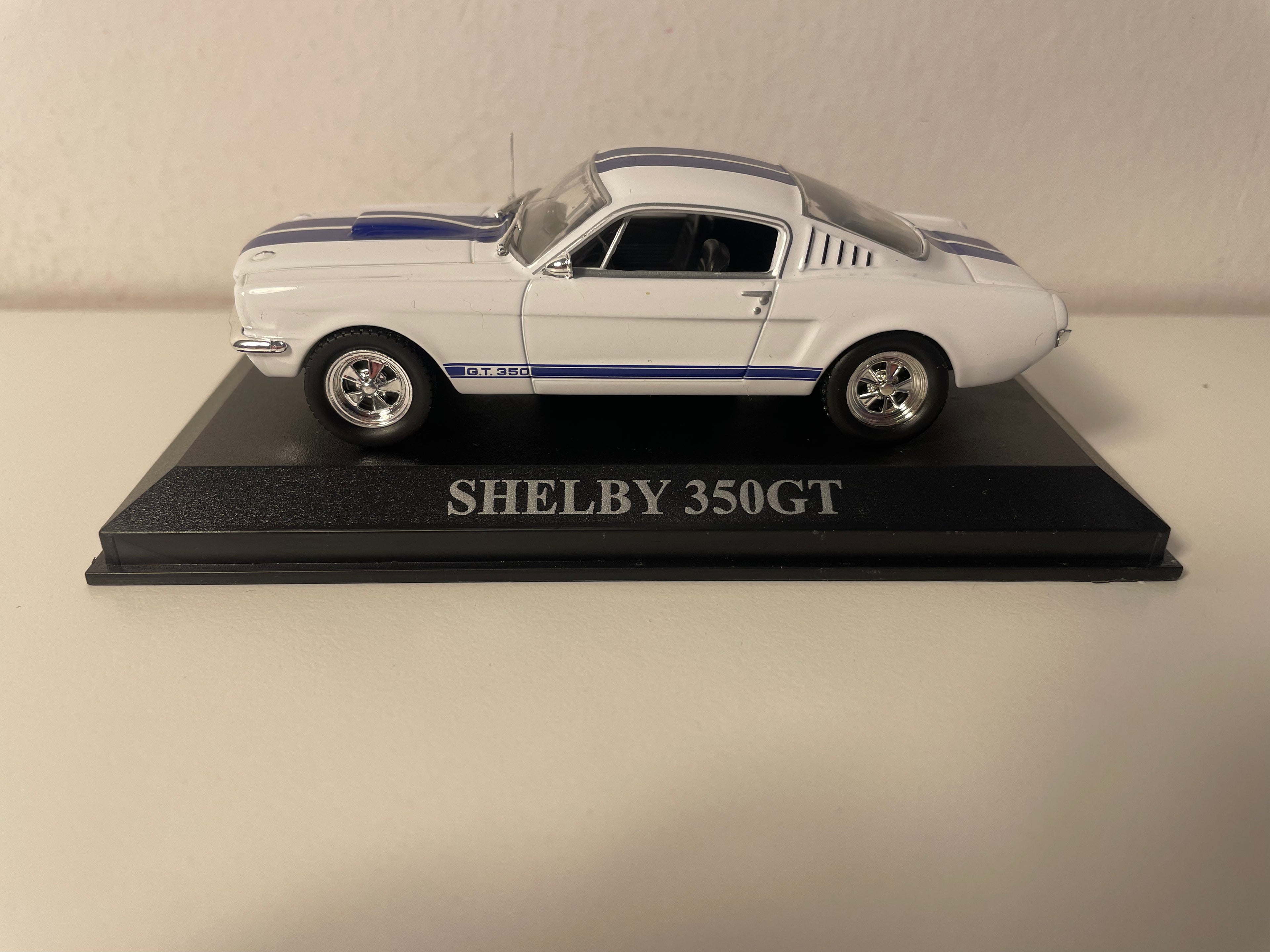 Shelby 350GT blanche et bleue (voiture américaine)