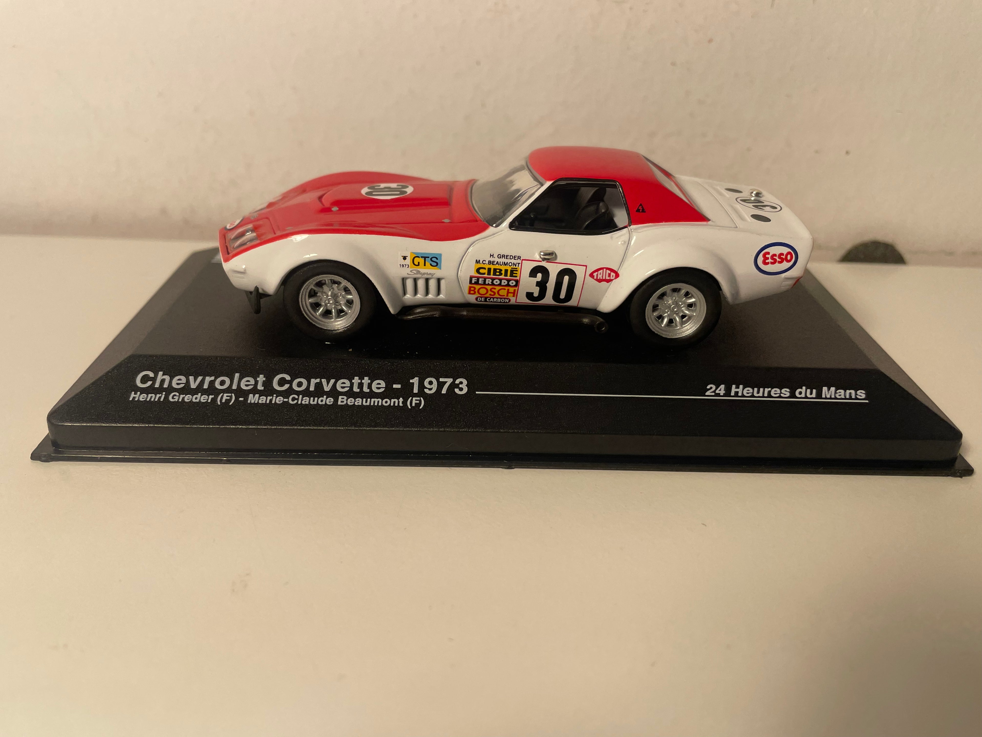 Chevrolet Corvette wäiss a rout Nummer 30 - 24 Stonnen vum Le Mans 1973