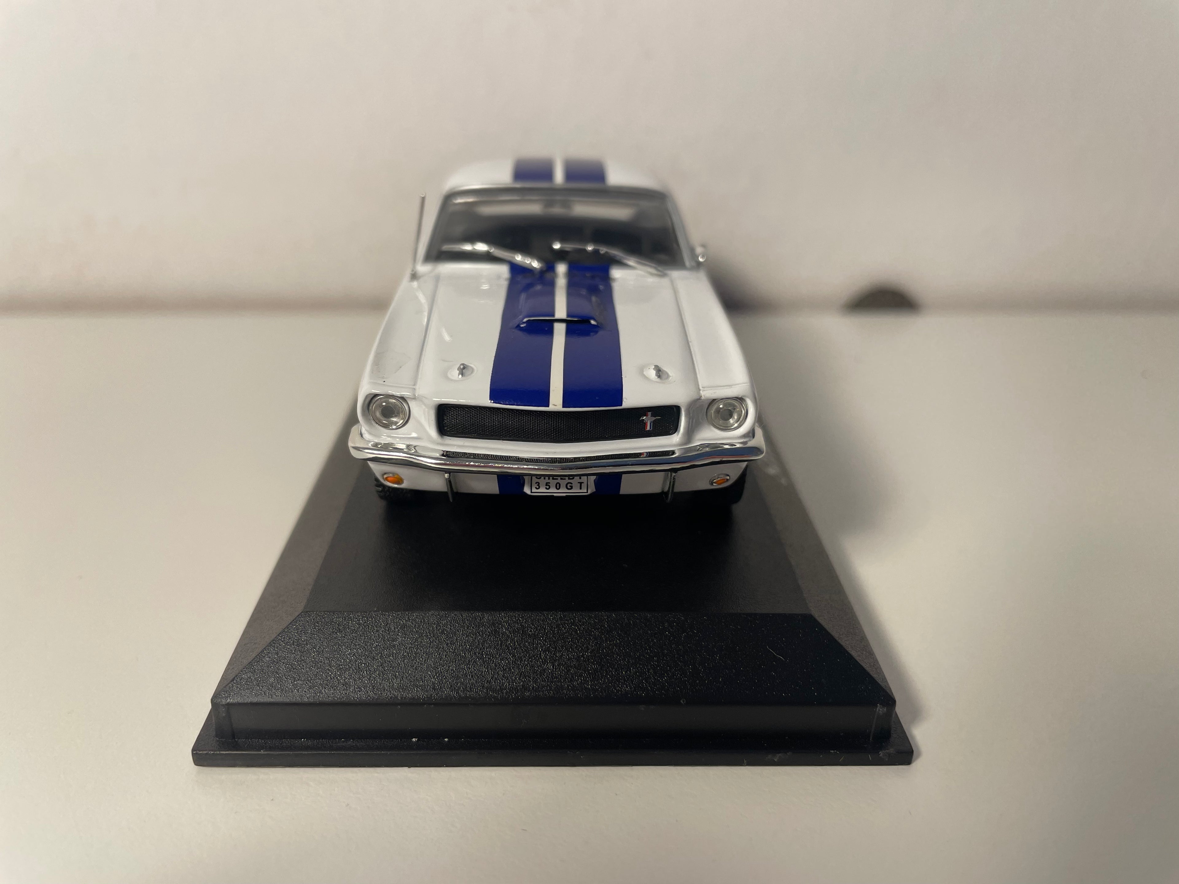 Shelby 350GT blanche et bleue (voiture américaine)