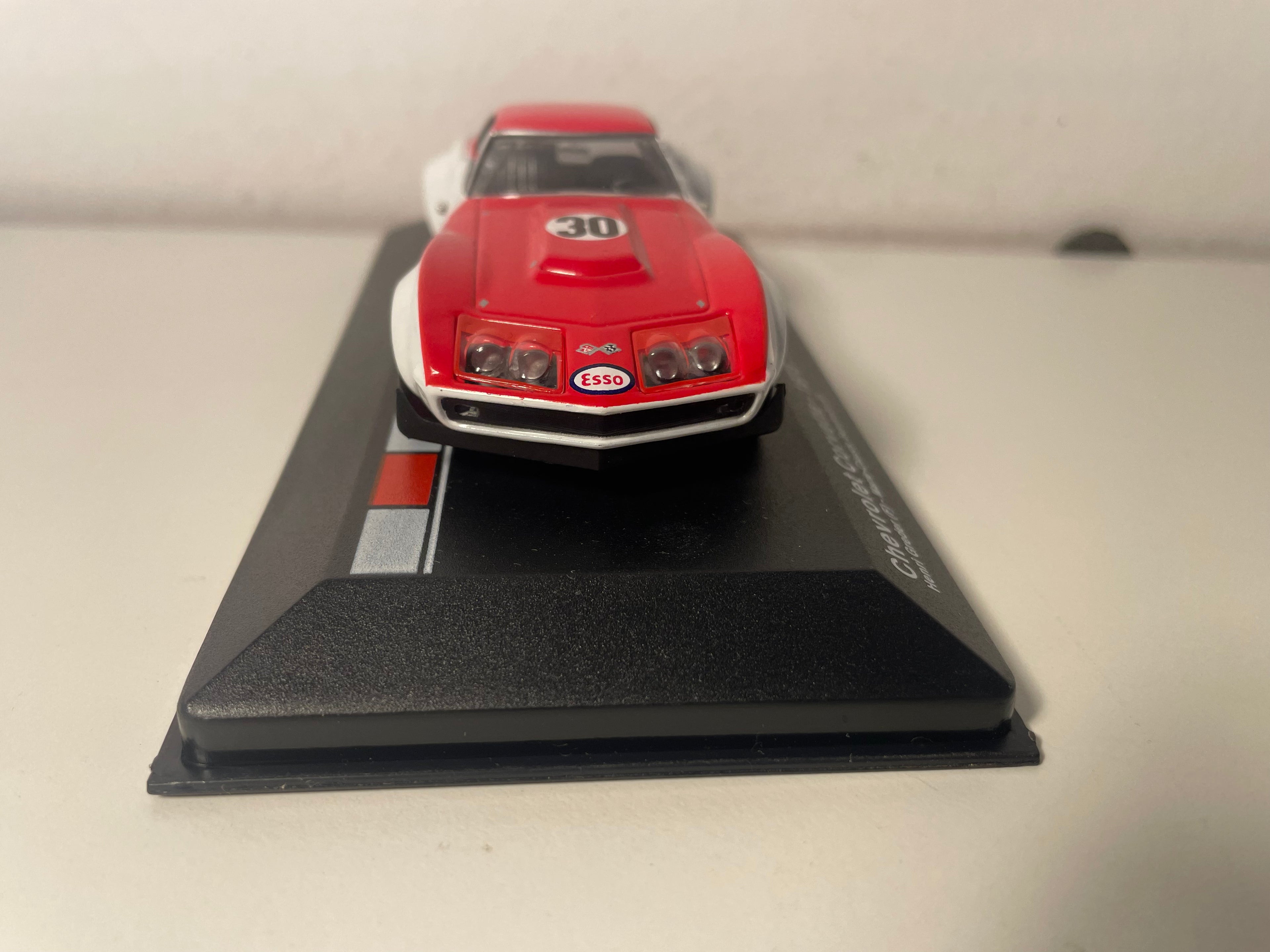 Chevrolet Corvette wäiss a rout Nummer 30 - 24 Stonnen vum Le Mans 1973