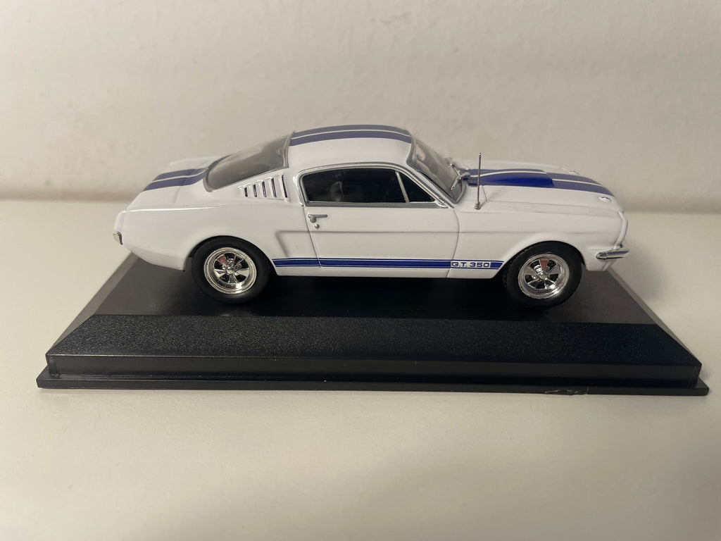 Shelby 350GT blanche et bleue (voiture américaine)