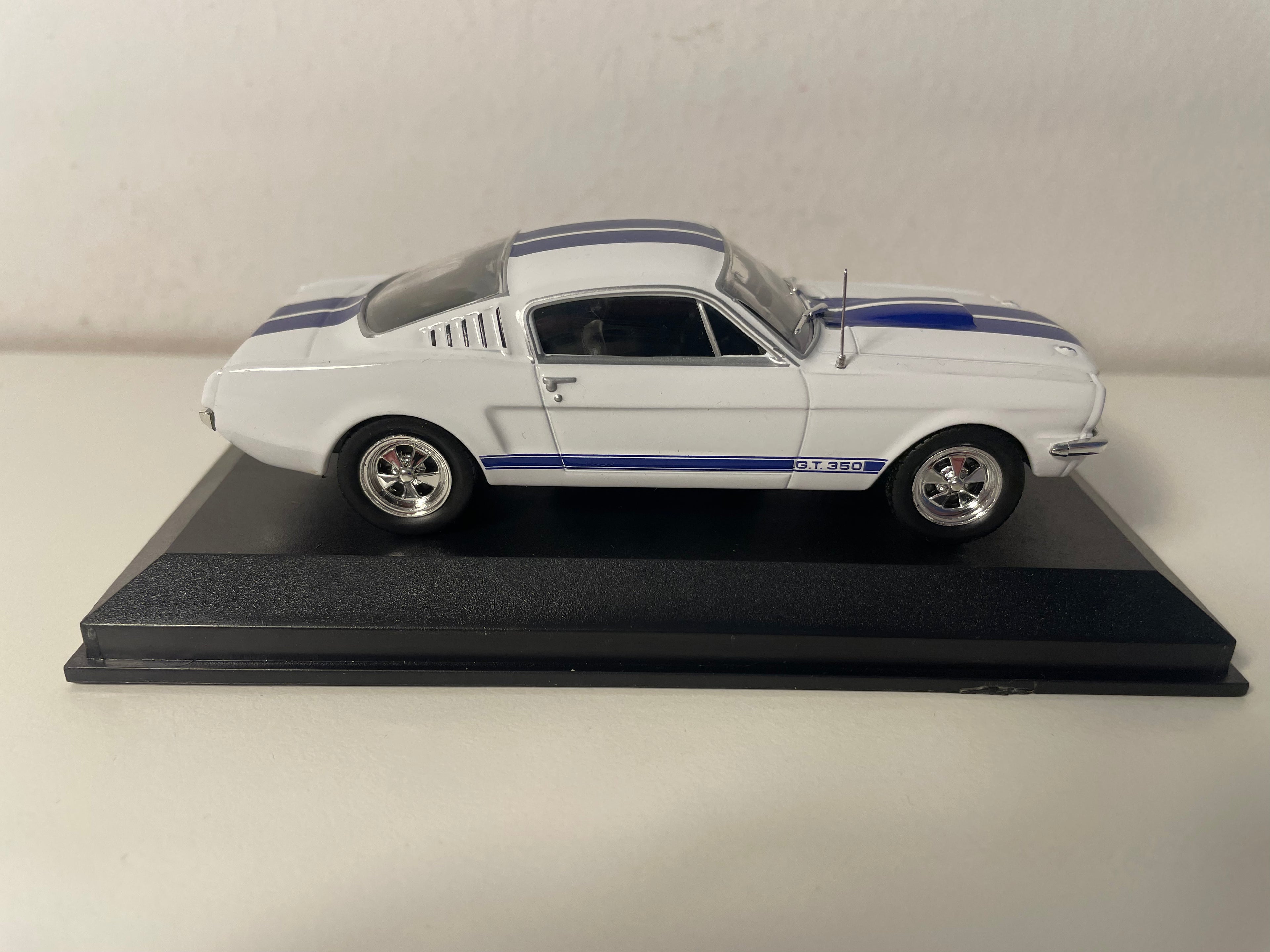 Shelby 350GT blanche et bleue (voiture américaine)