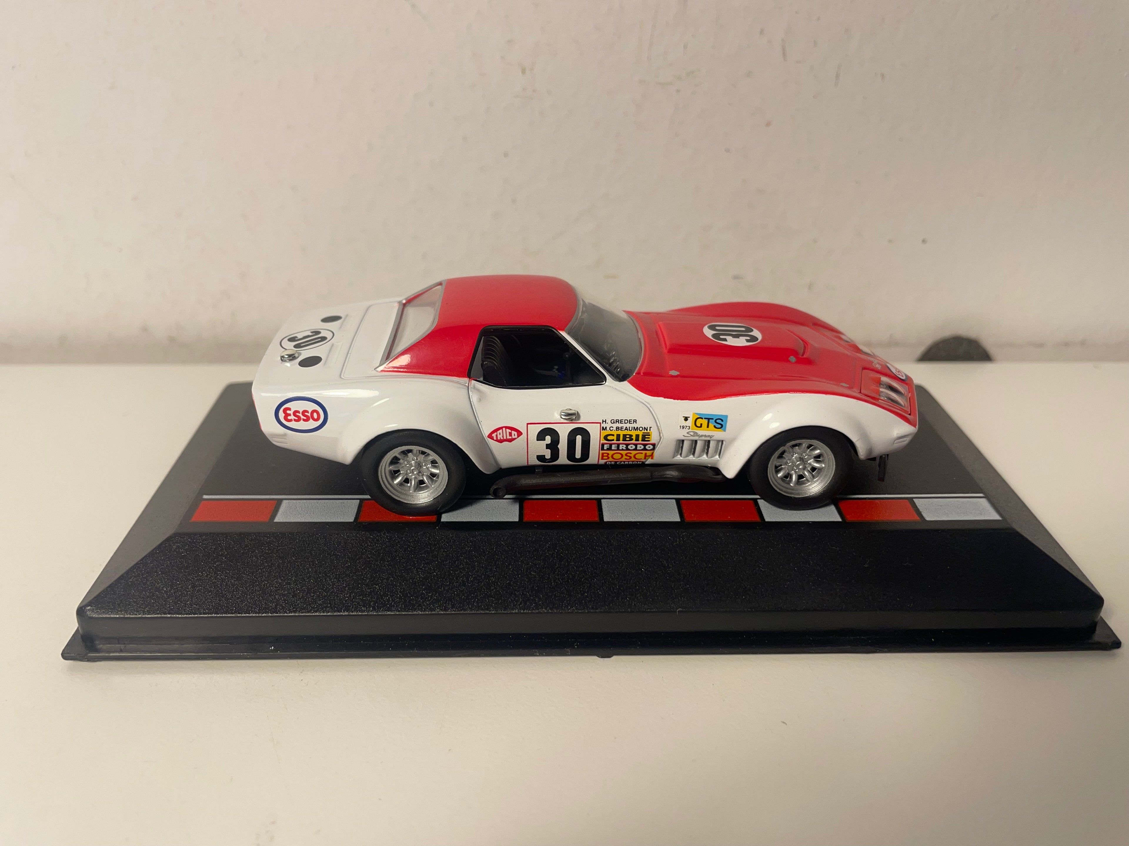Chevrolet Corvette wäiss a rout Nummer 30 - 24 Stonnen vum Le Mans 1973