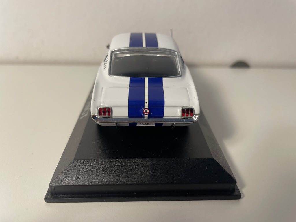 Shelby 350GT blanche et bleue (voiture américaine)