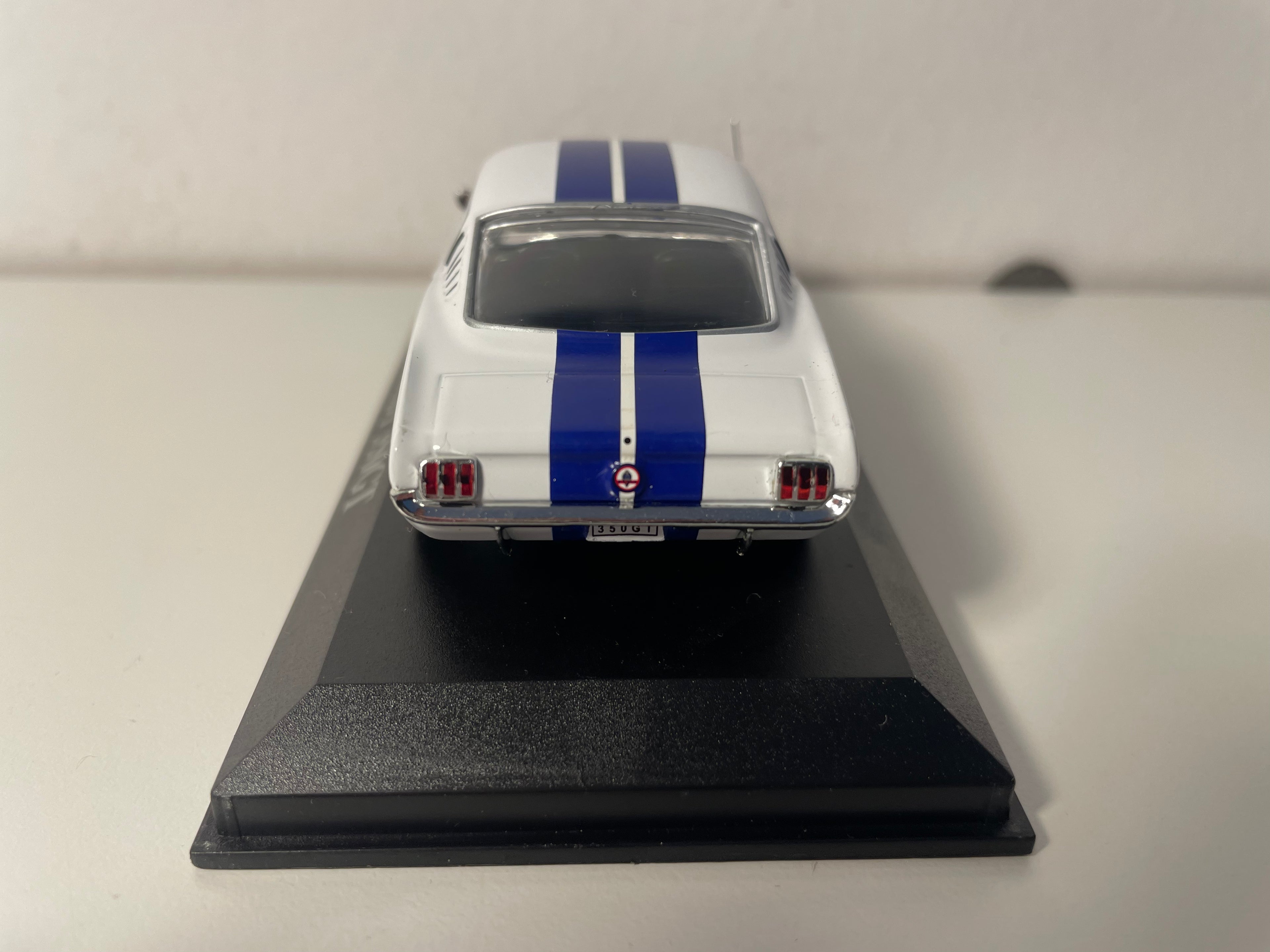 Shelby 350GT blanche et bleue (voiture américaine)