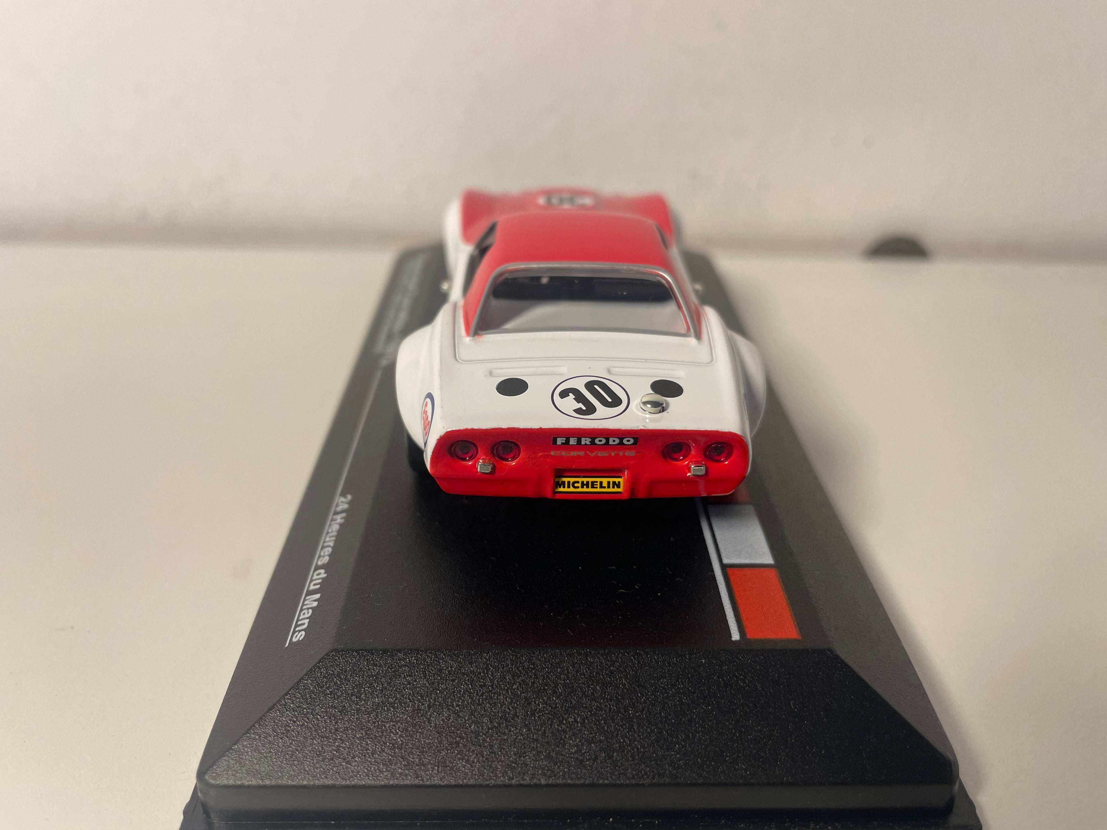 Chevrolet Corvette wäiss a rout Nummer 30 - 24 Stonnen vum Le Mans 1973