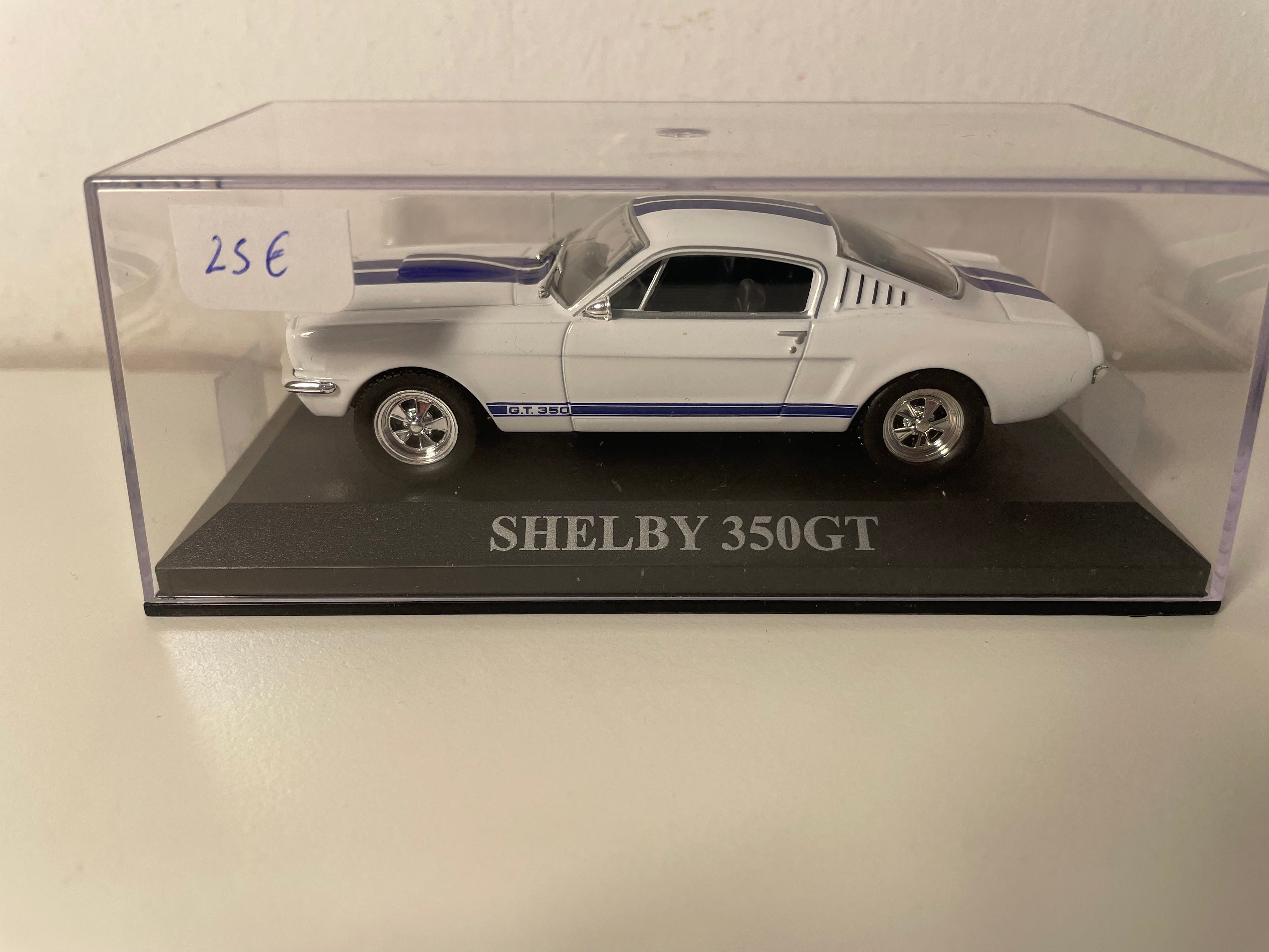Shelby 350GT blanche et bleue (voiture américaine)