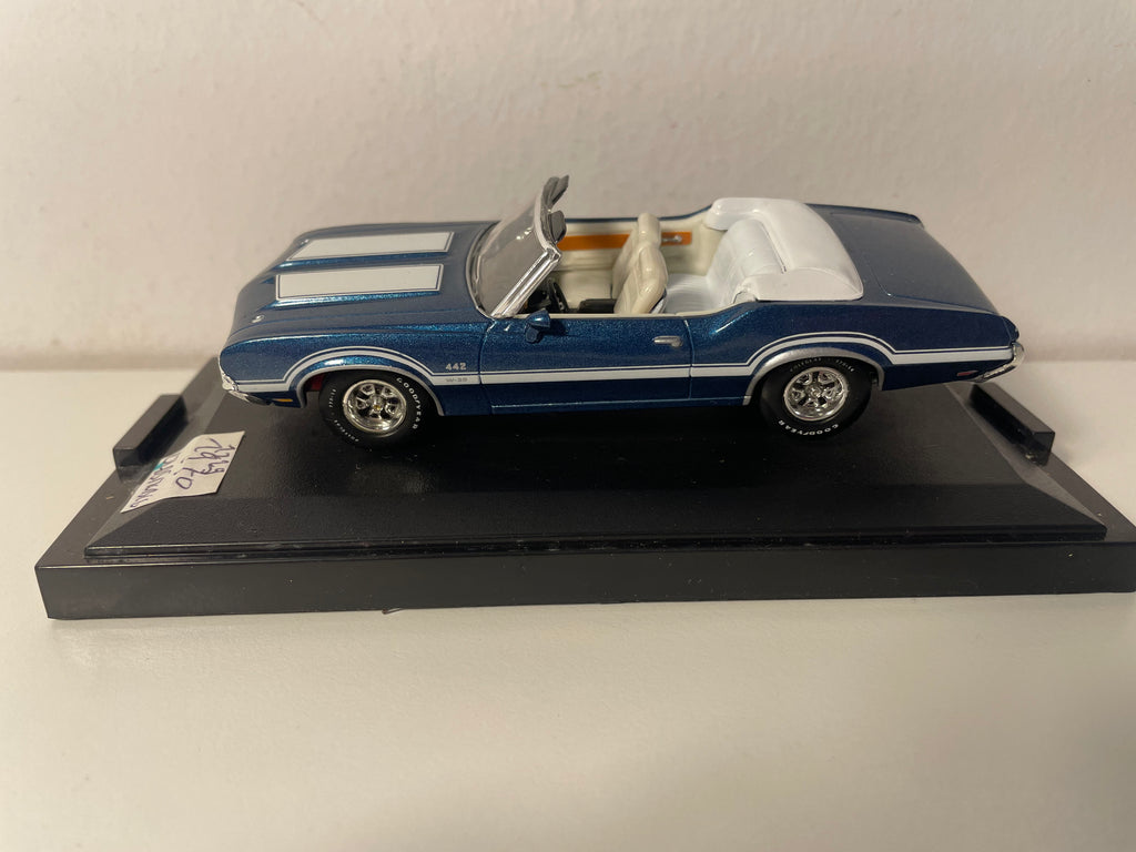 Oldsmobile bleue et blanche de 1970 (voiture américaine)