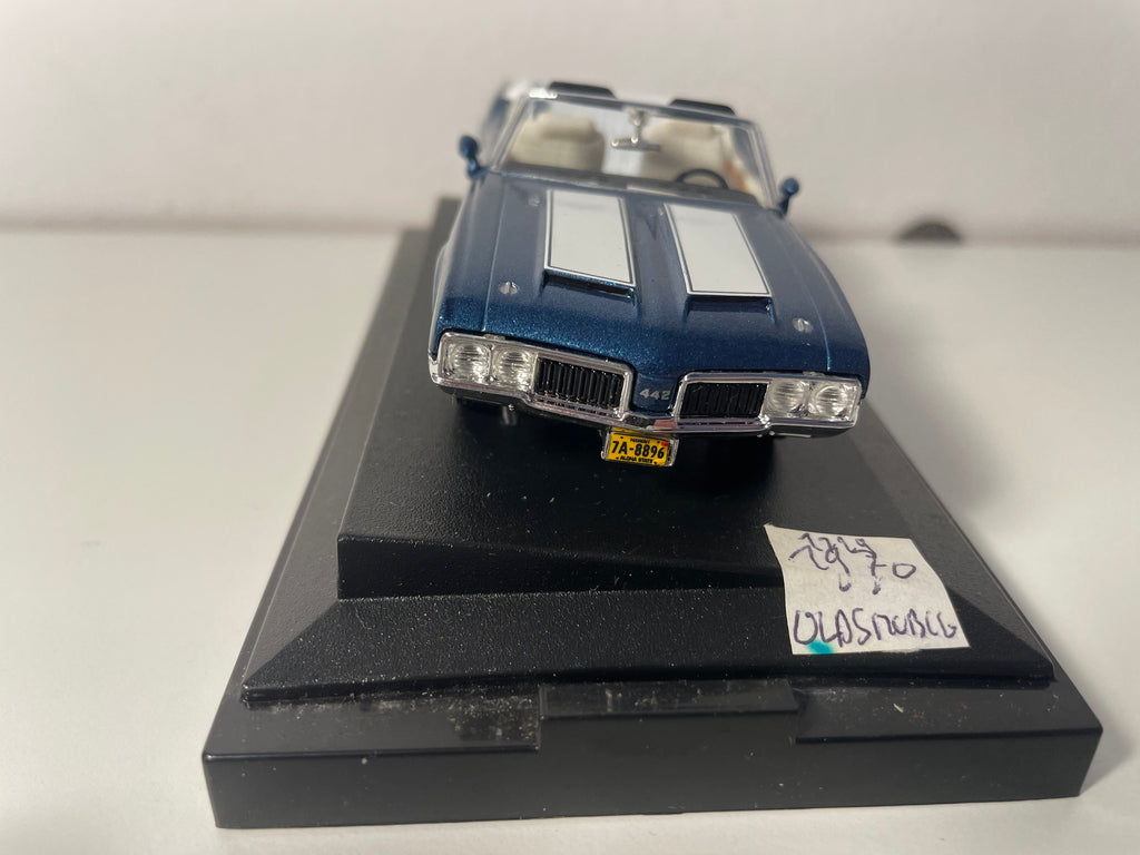 Oldsmobile bleue et blanche de 1970 (voiture américaine)