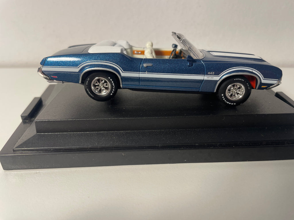 Oldsmobile bleue et blanche de 1970 (voiture américaine)