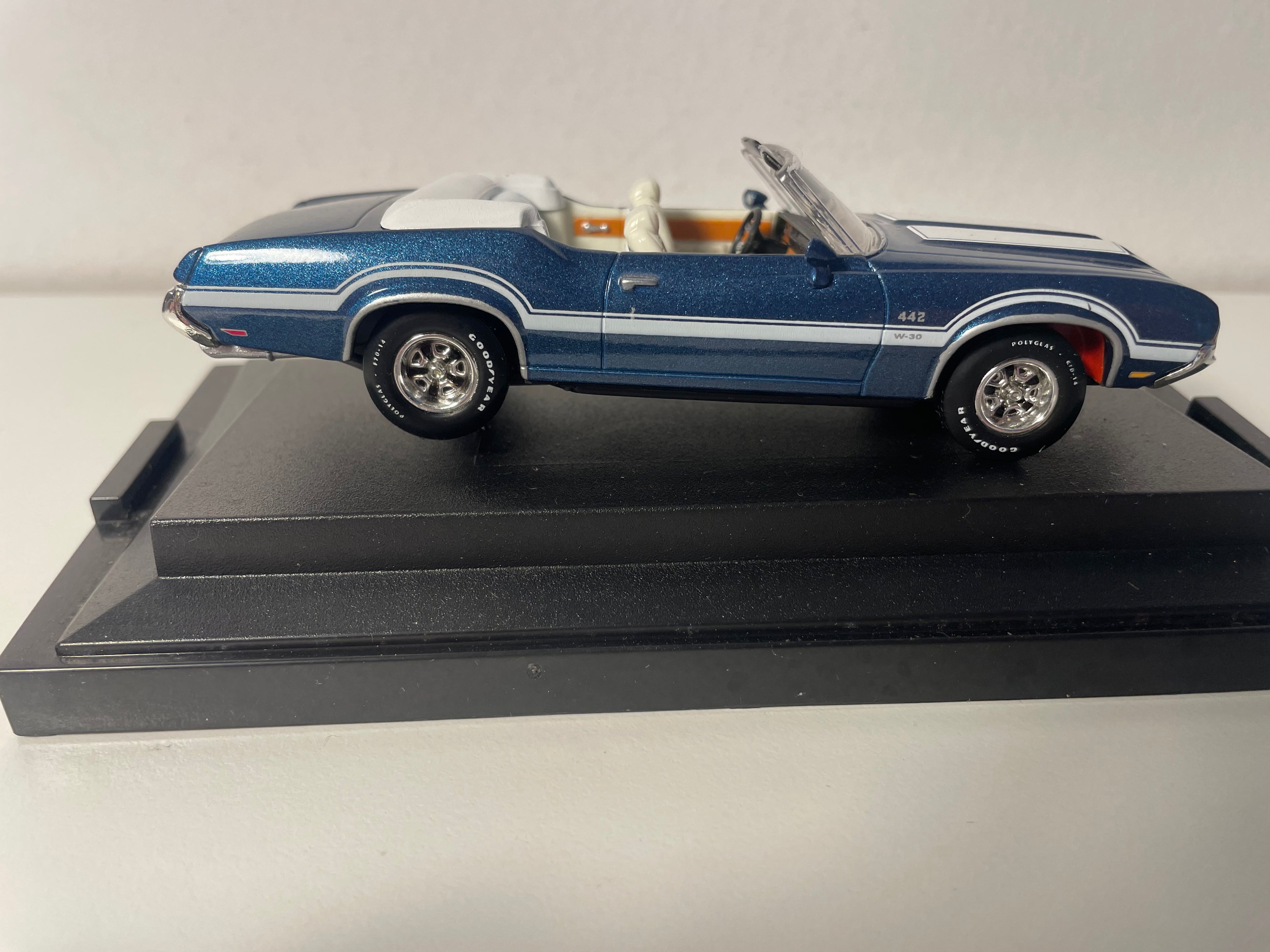 Oldsmobile bleue et blanche de 1970 (voiture américaine)