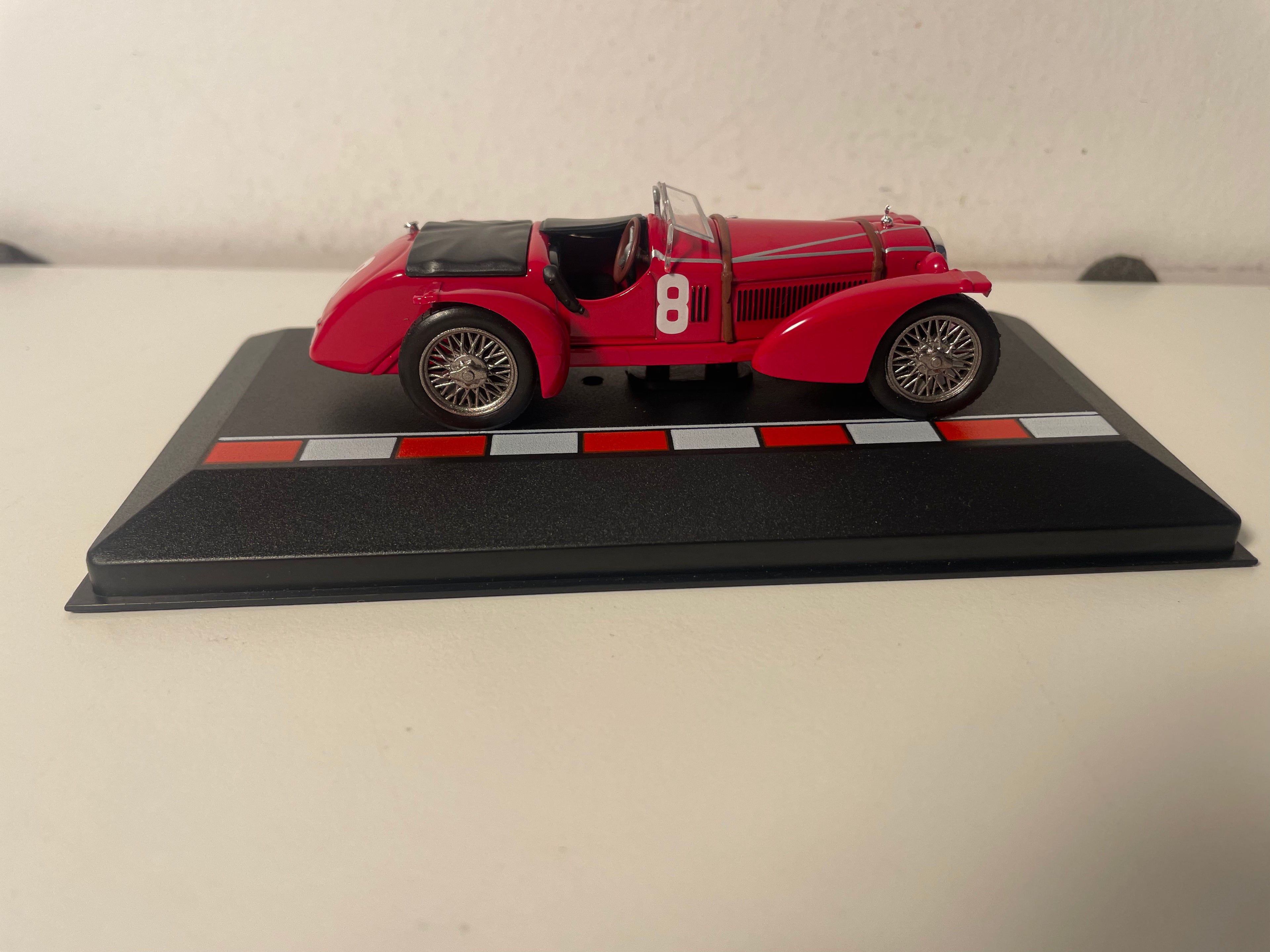 Rout Alfa Romeo 8C Nummer 8 (24 Stonnen Le Mans 1932)