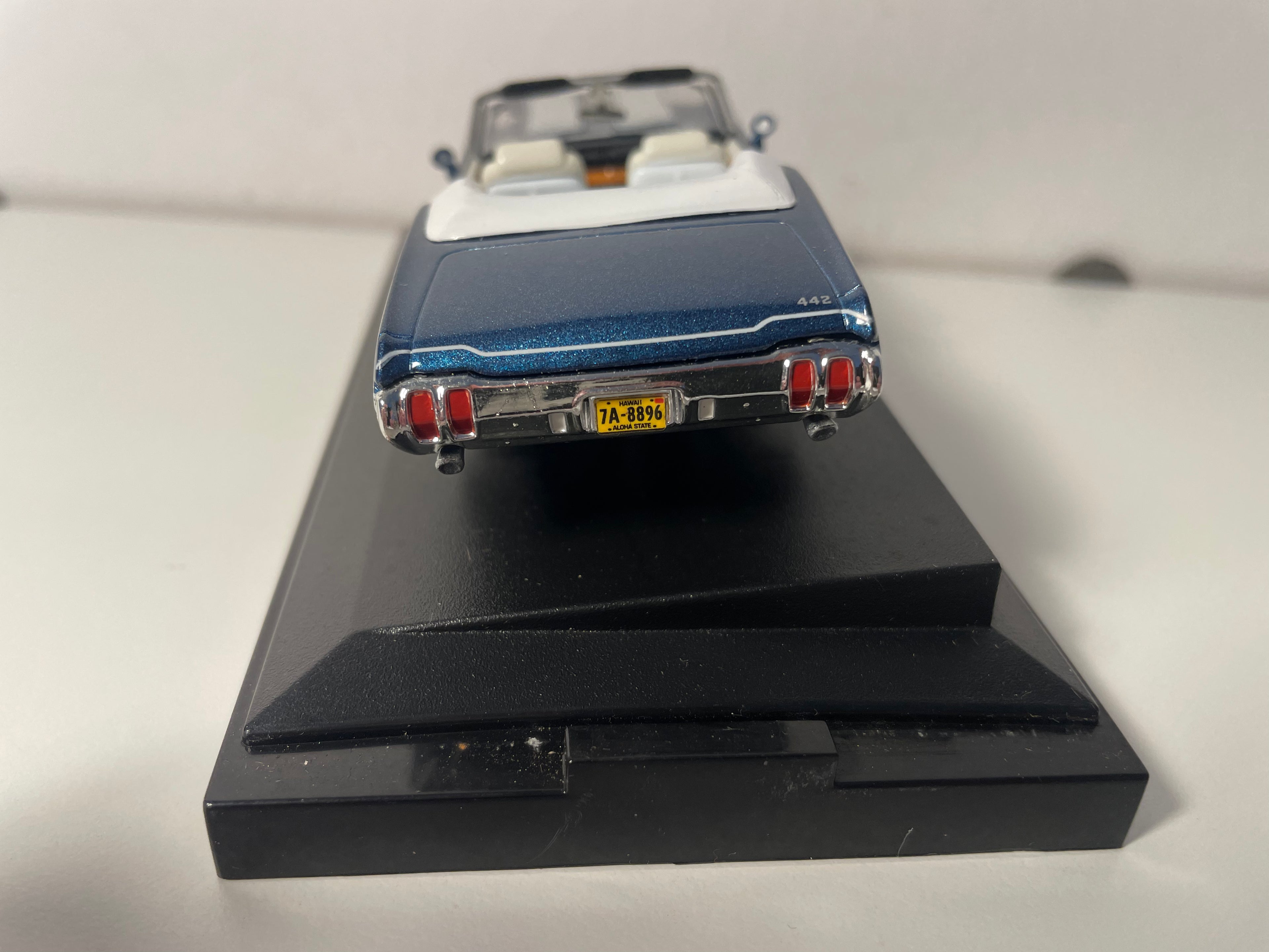 Oldsmobile bleue et blanche de 1970 (voiture américaine)