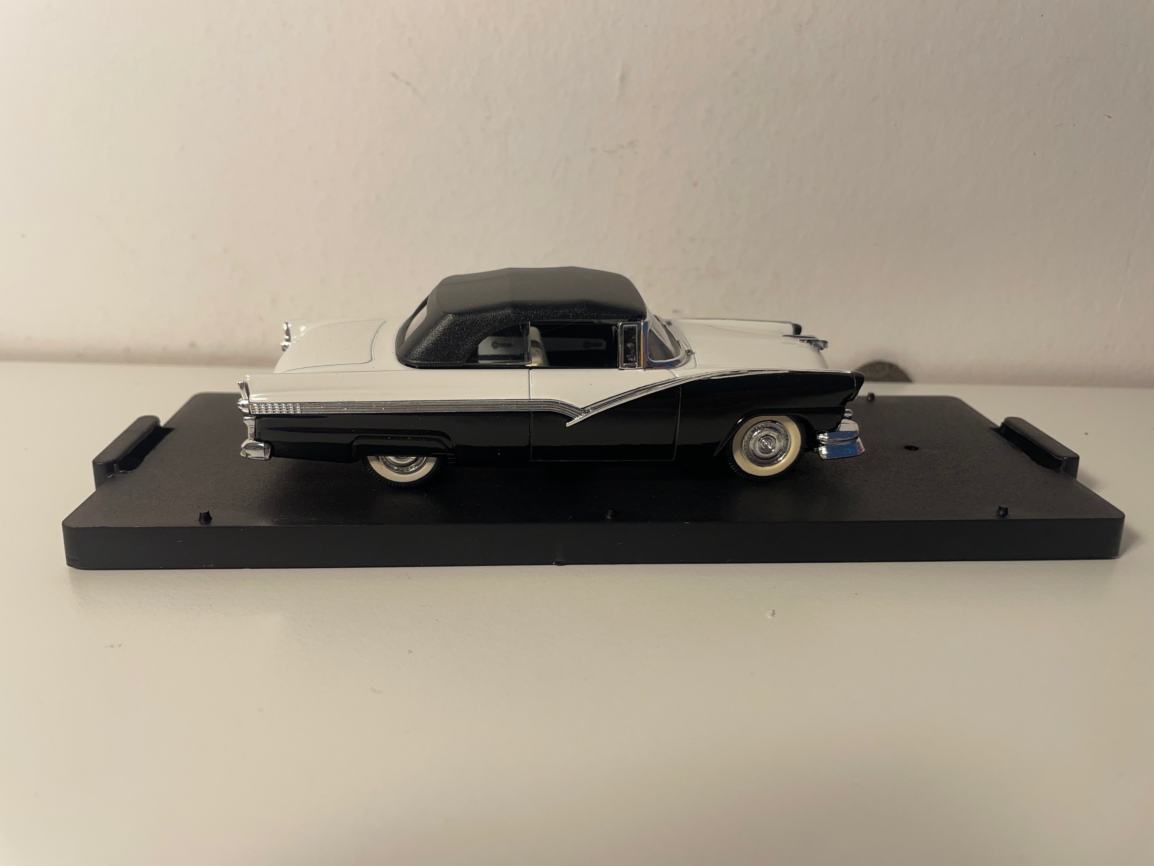 Ford Fairlane negro y blanco de 1956 - VITESSE referencia 462 (automóvil americano)