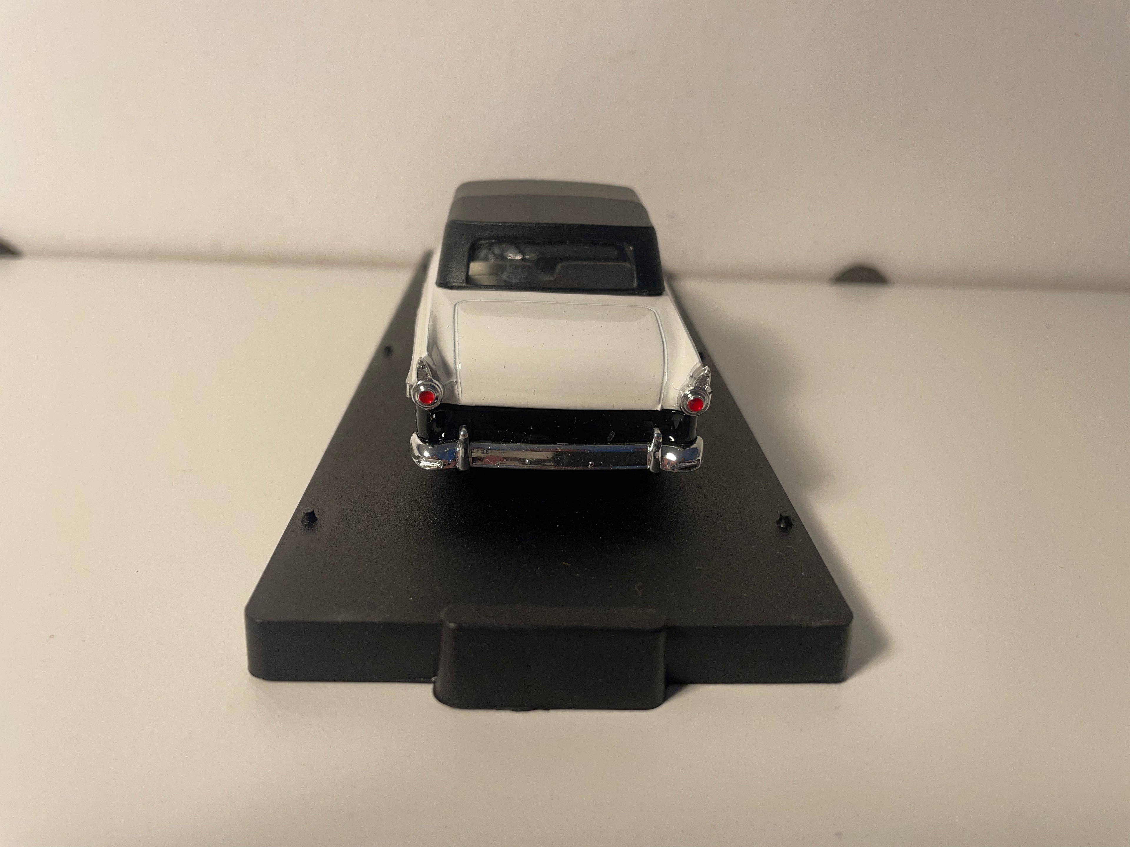 Ford Fairlane negro y blanco de 1956 - VITESSE referencia 462 (automóvil americano)