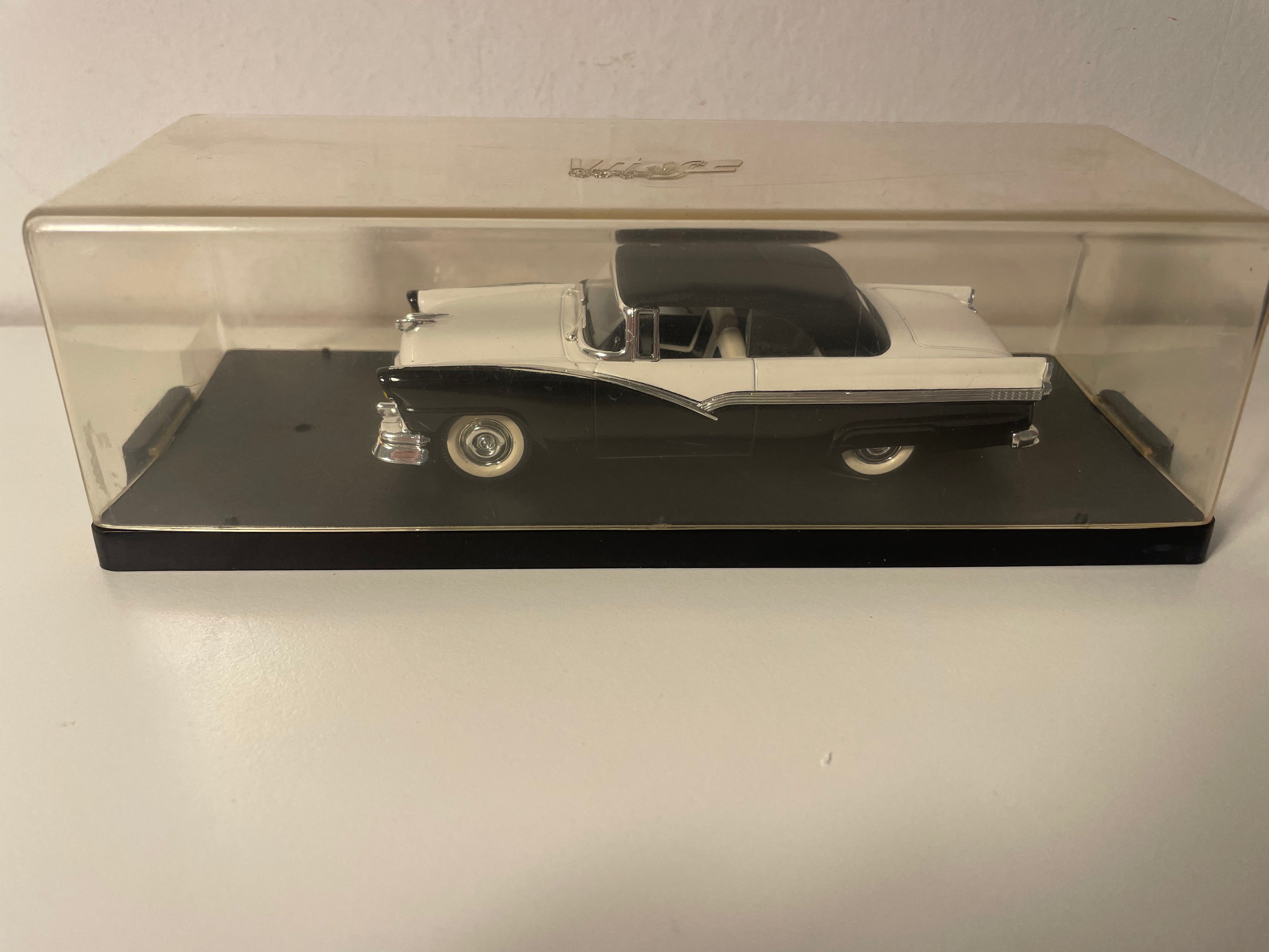 Ford Fairlane negro y blanco de 1956 - VITESSE referencia 462 (automóvil americano)