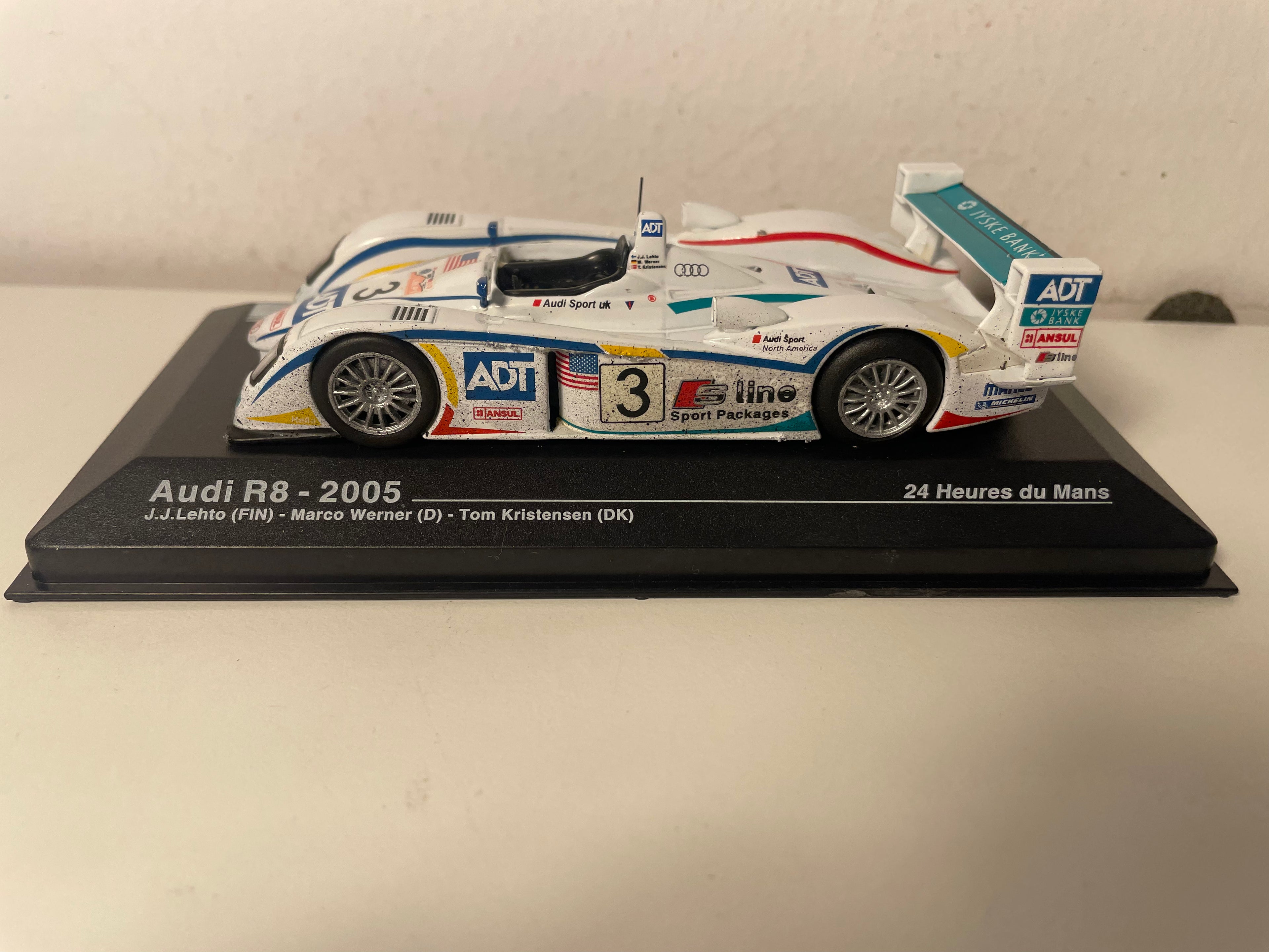 Audi R8 blanche numéro 3 - 24 heures du Mans de 2005