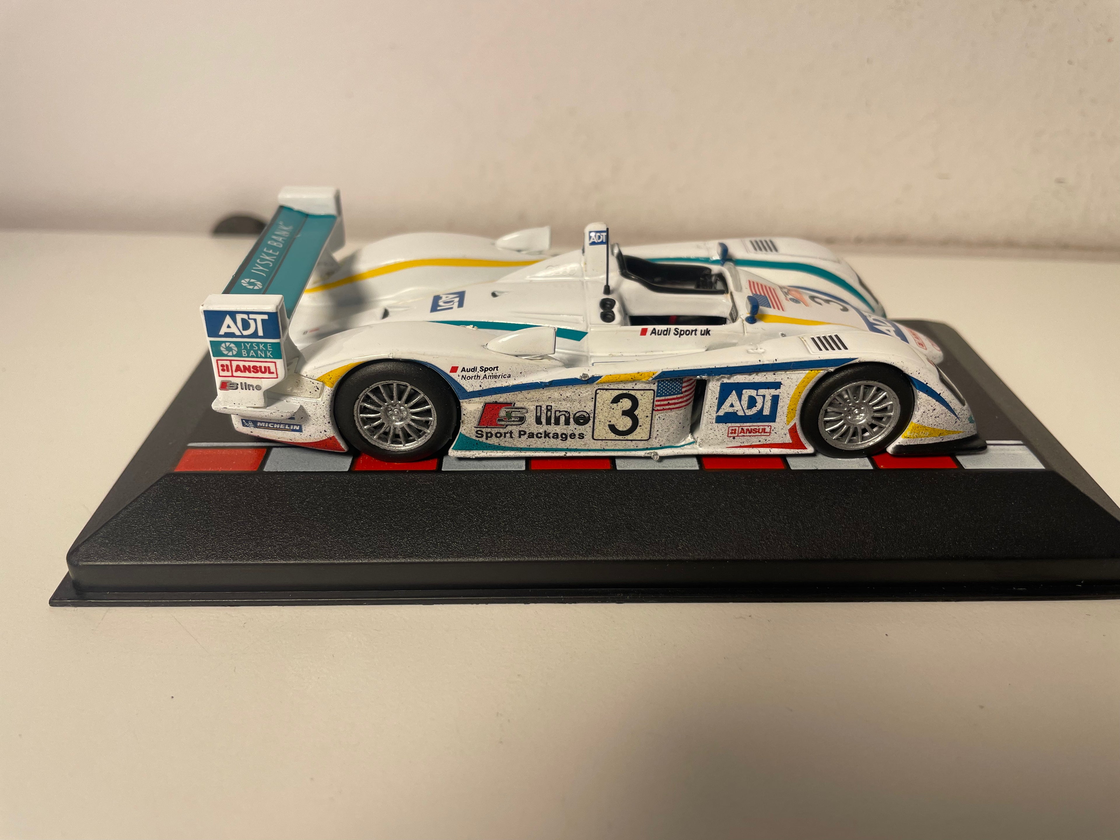 Audi R8 blanche numéro 3 - 24 heures du Mans de 2005