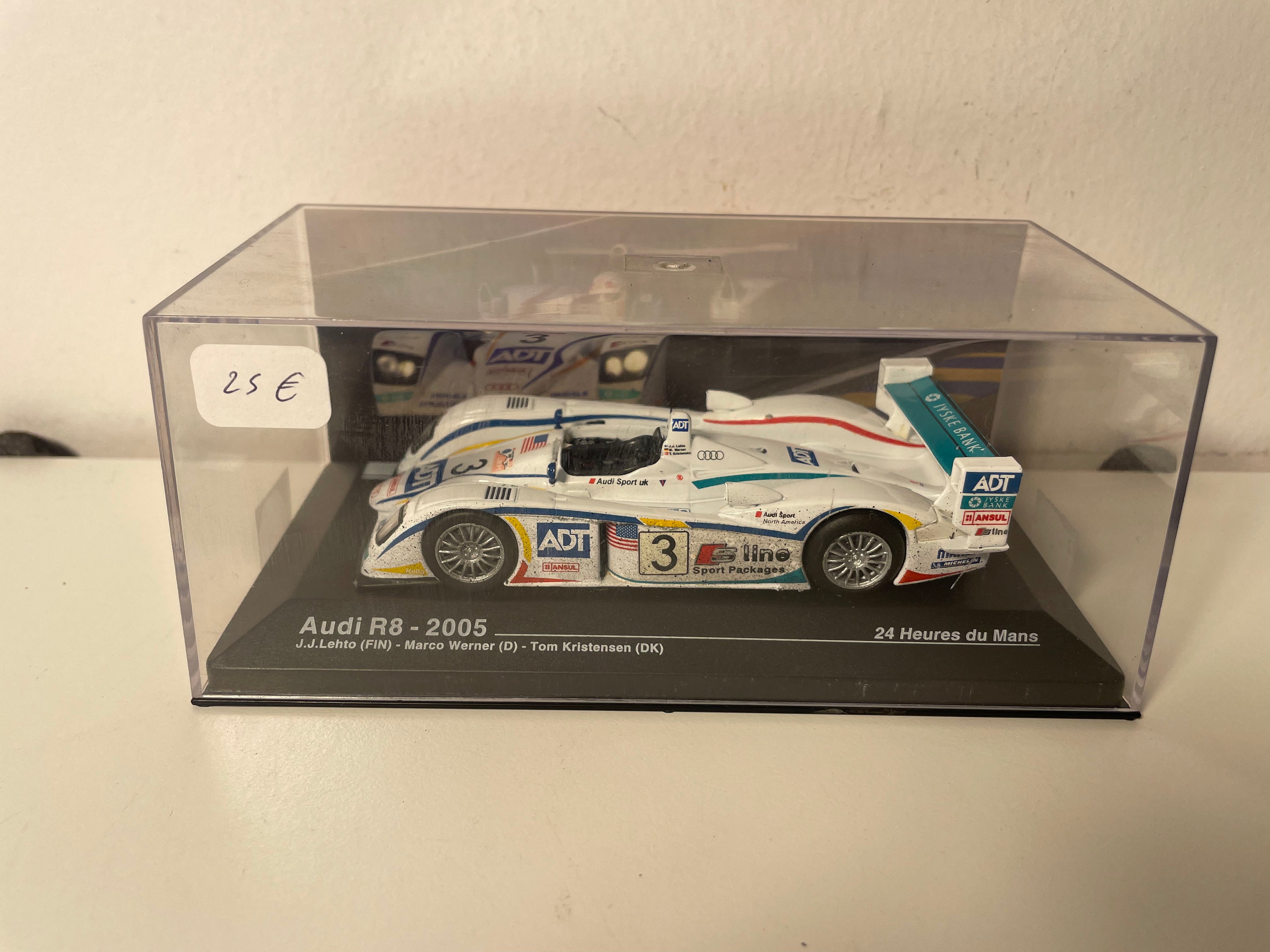 Audi R8 blanche numéro 3 - 24 heures du Mans de 2005