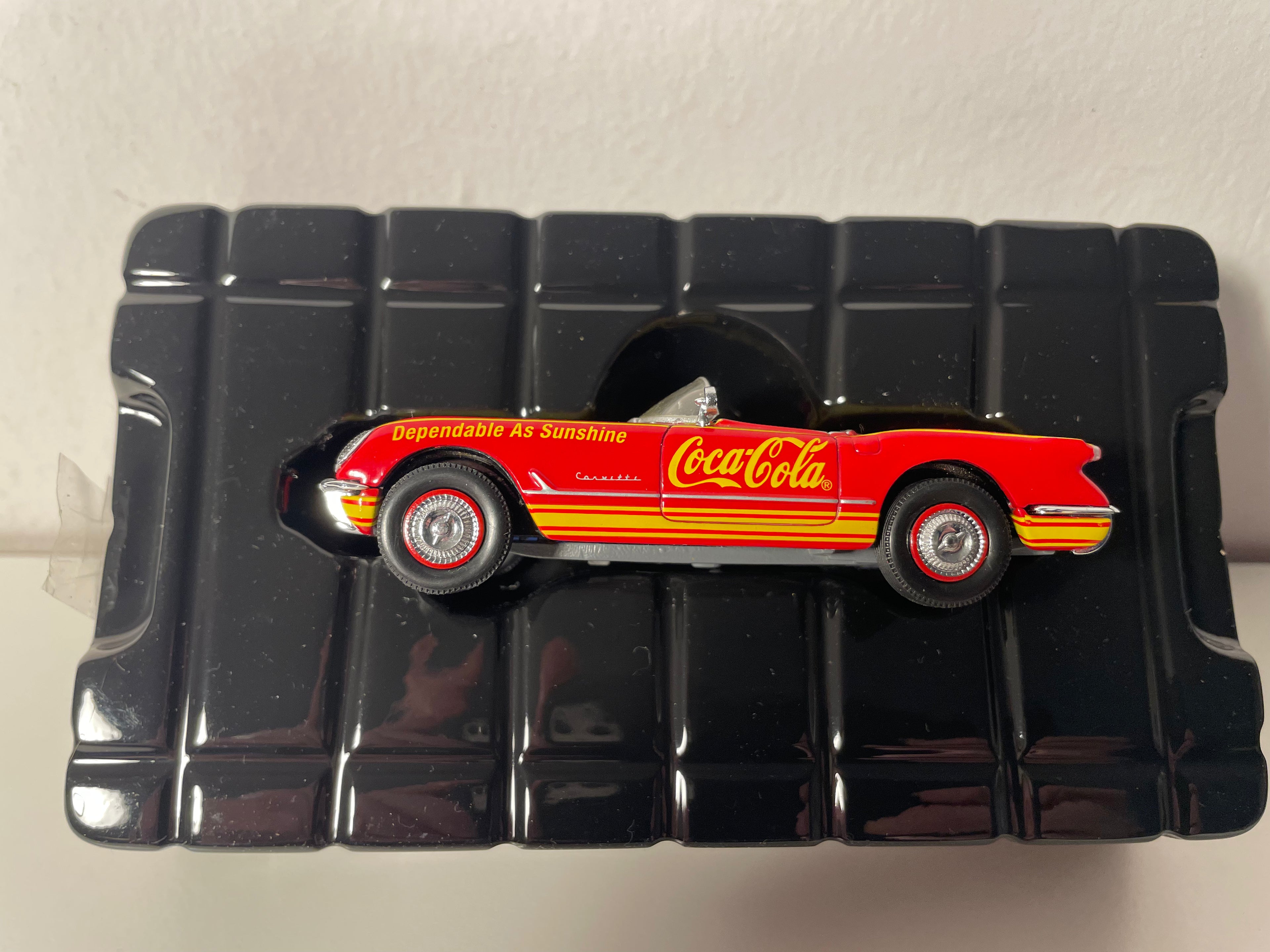 Chevrolet Corvette rouge a giel vun 1953 COCA-COLA - MATCHBOX (amerikaneschen Auto)