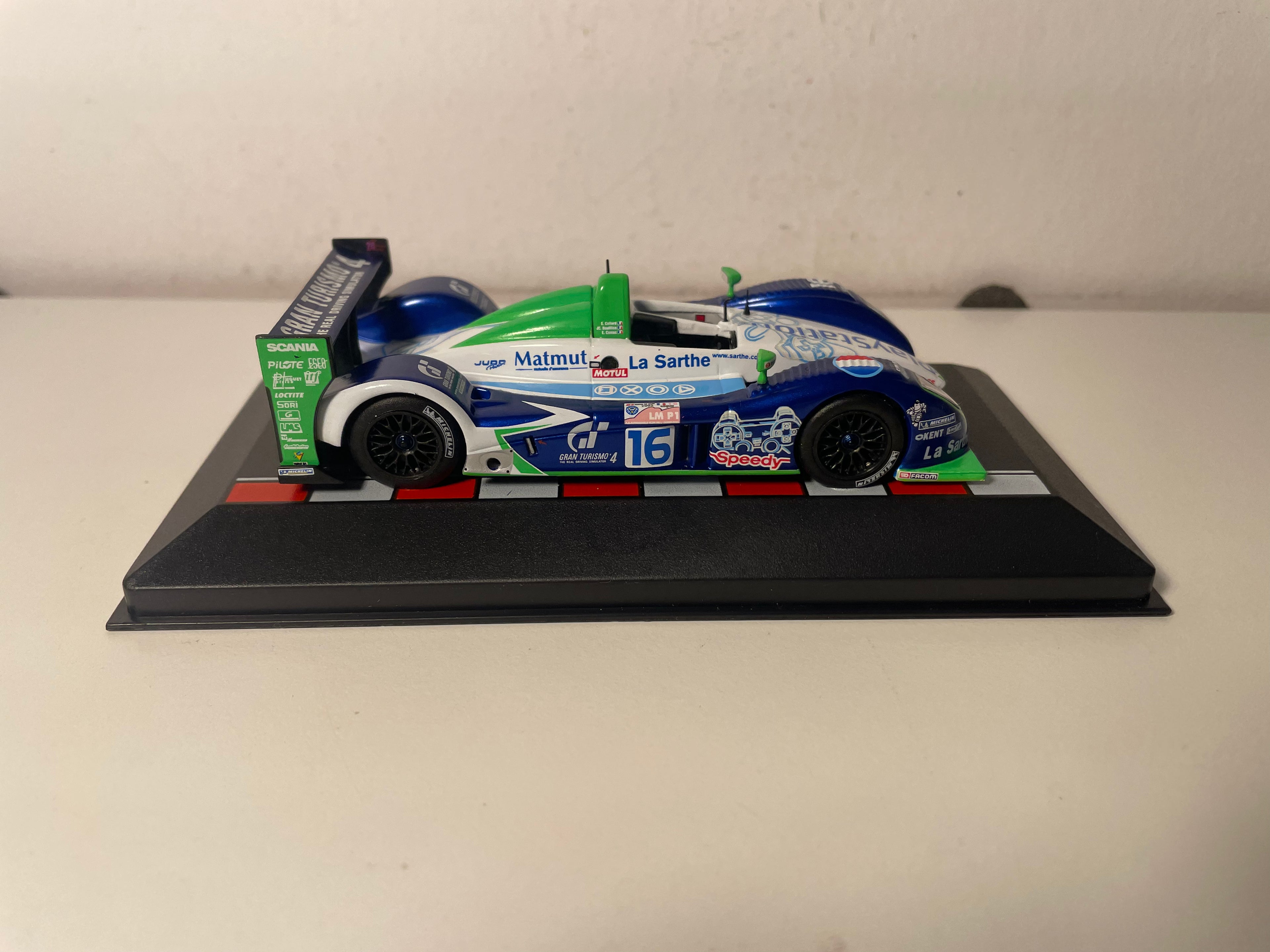 Pescarolo C60 Hybrid azul, blanco y verde número 16 - 24 horas de Le Mans 2005