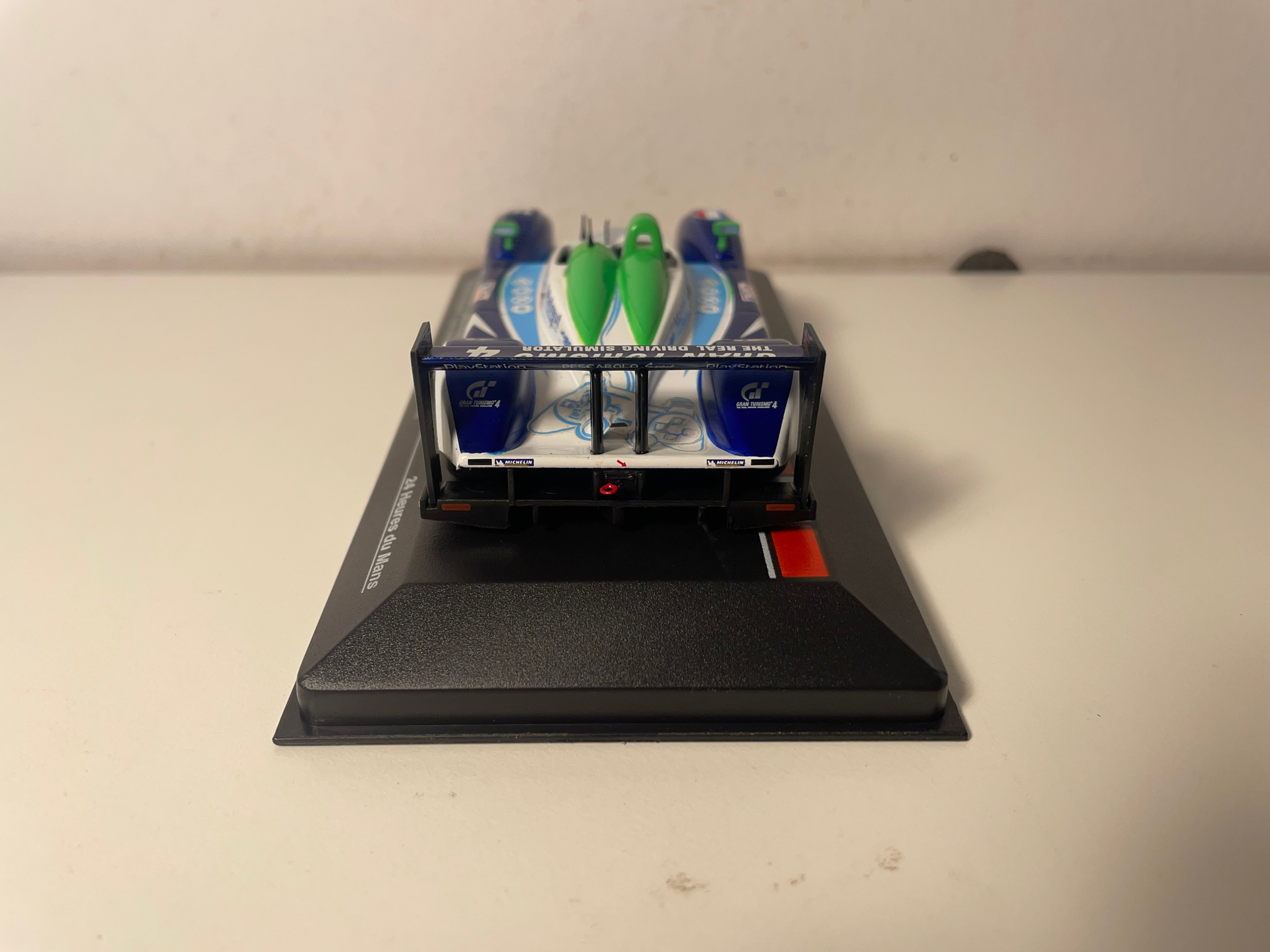 Pescarolo C60 Hybrid azul, blanco y verde número 16 - 24 horas de Le Mans 2005