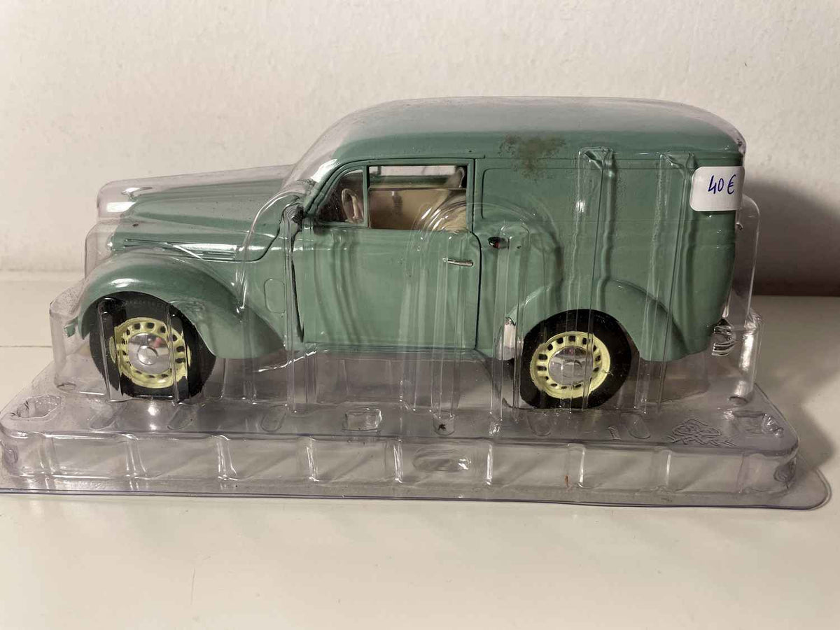 1952 Groene Renault Juvaquatre - Solido (1/18 Schaal)