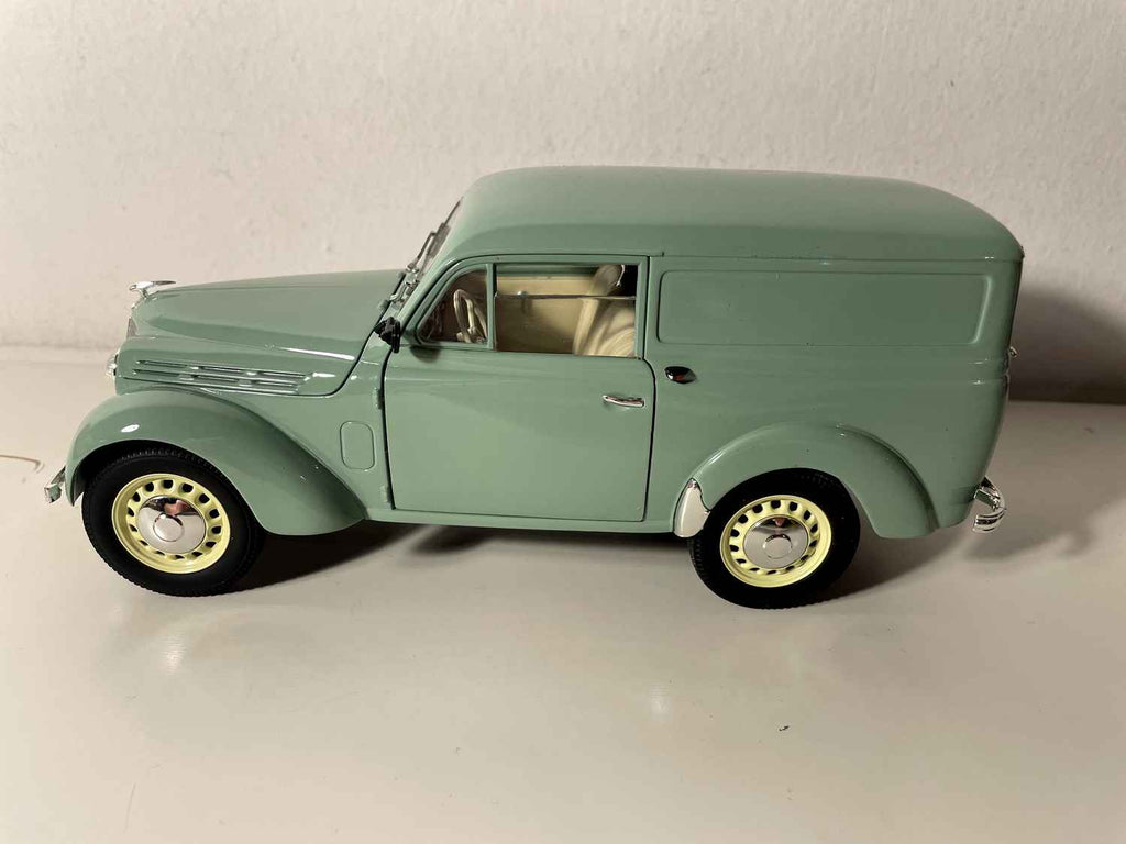1952 Groene Renault Juvaquatre - Solido (1/18 Schaal)