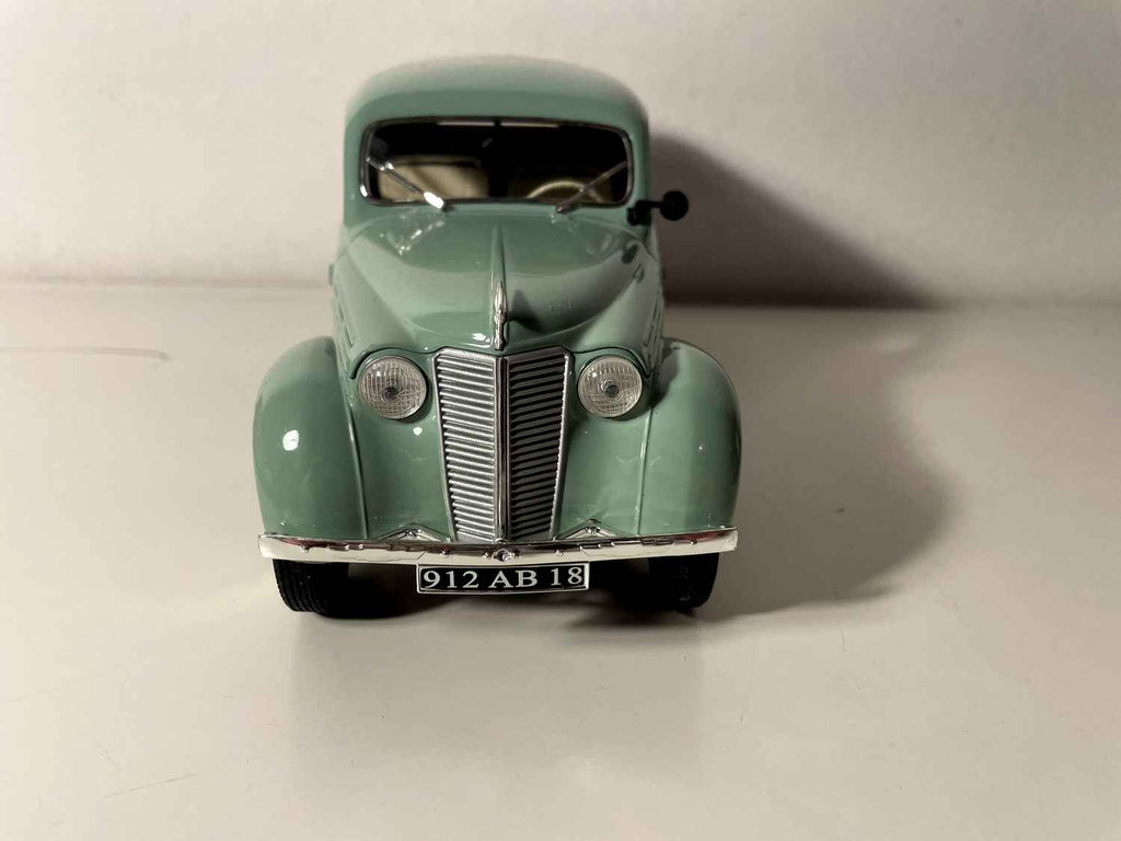 1952 Groene Renault Juvaquatre - Solido (1/18 Schaal)