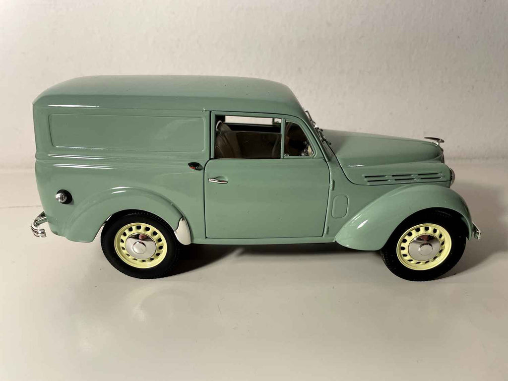1952 Groene Renault Juvaquatre - Solido (1/18 Schaal)
