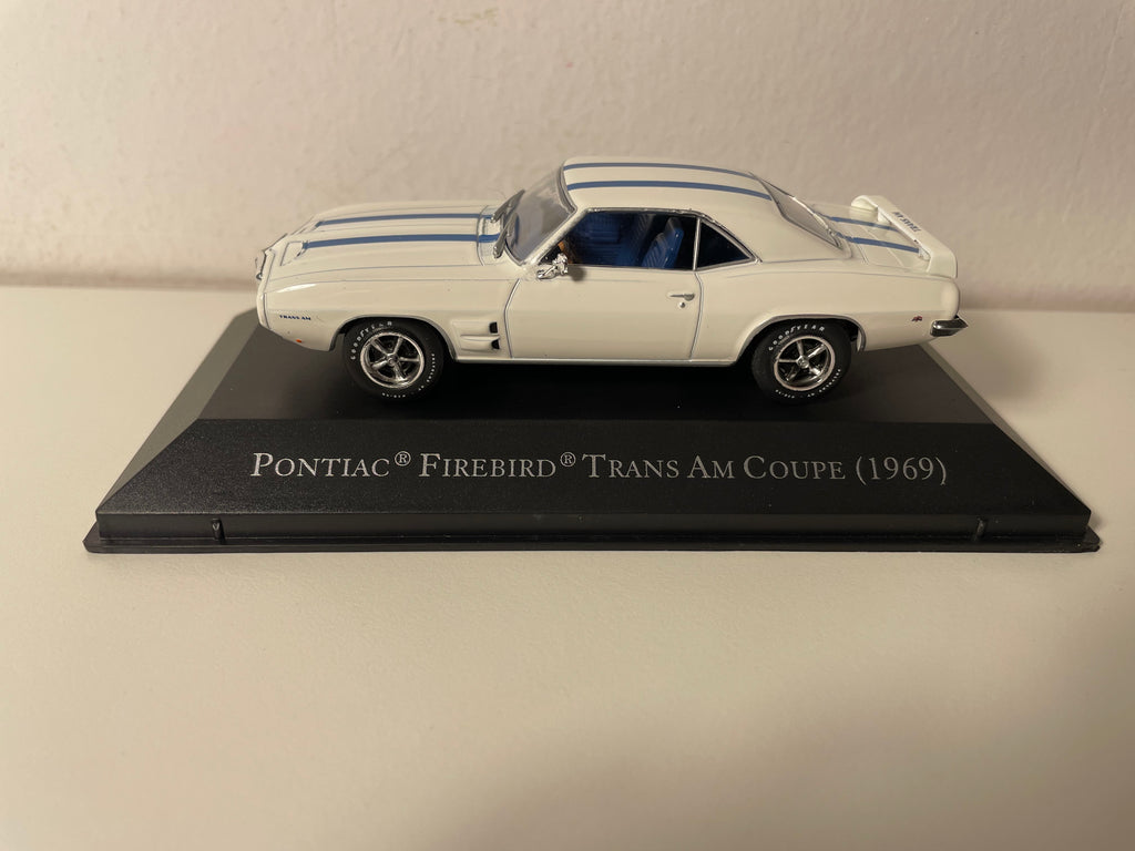 Pontiac Firebird Trans Am coupé wäiss a blo vun 1969 (amerikanescht Auto)