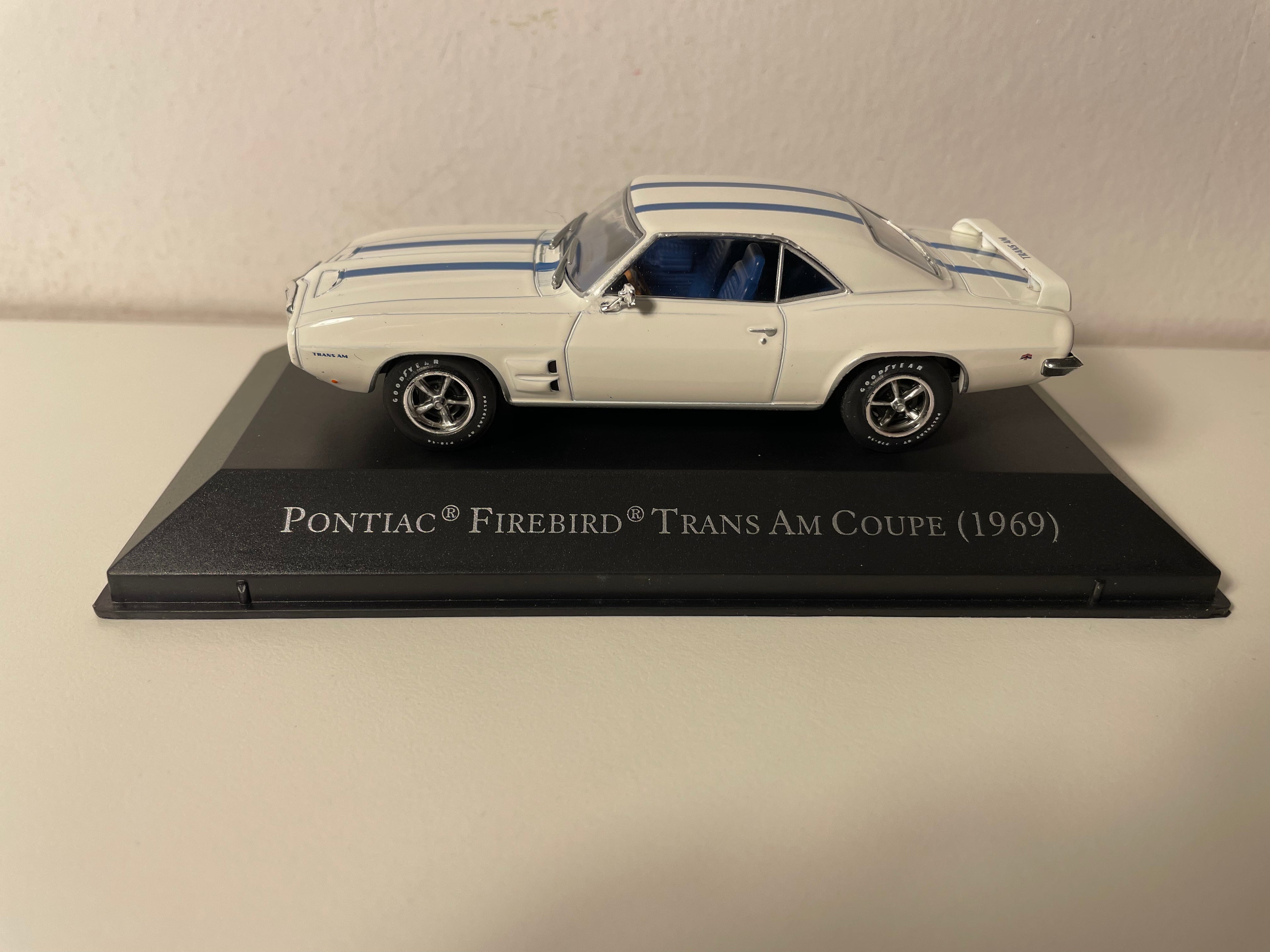 Pontiac Firebird Trans Am coupé wäiss a blo vun 1969 (amerikanescht Auto)