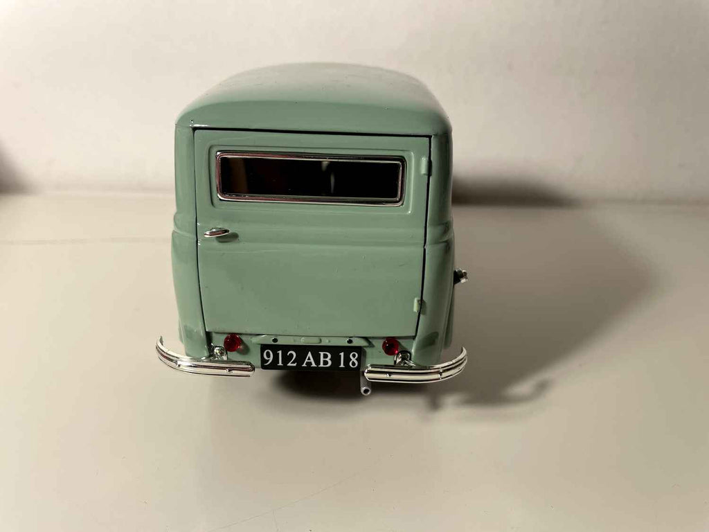 1952 Groene Renault Juvaquatre - Solido (1/18 Schaal)