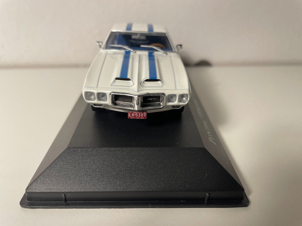 Pontiac Firebird Trans Am coupé wäiss a blo vun 1969 (amerikanescht Auto)