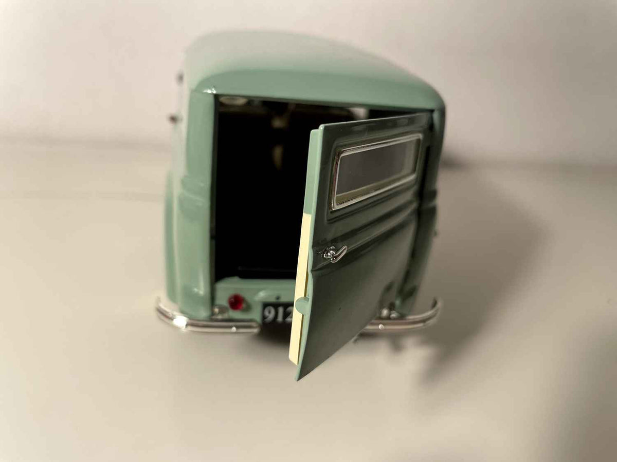 1952 Groene Renault Juvaquatre - Solido (1/18 Schaal)