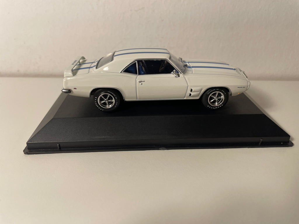 Pontiac Firebird Trans Am coupé wäiss a blo vun 1969 (amerikanescht Auto)