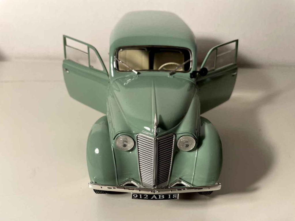 1952 Groene Renault Juvaquatre - Solido (1/18 Schaal)