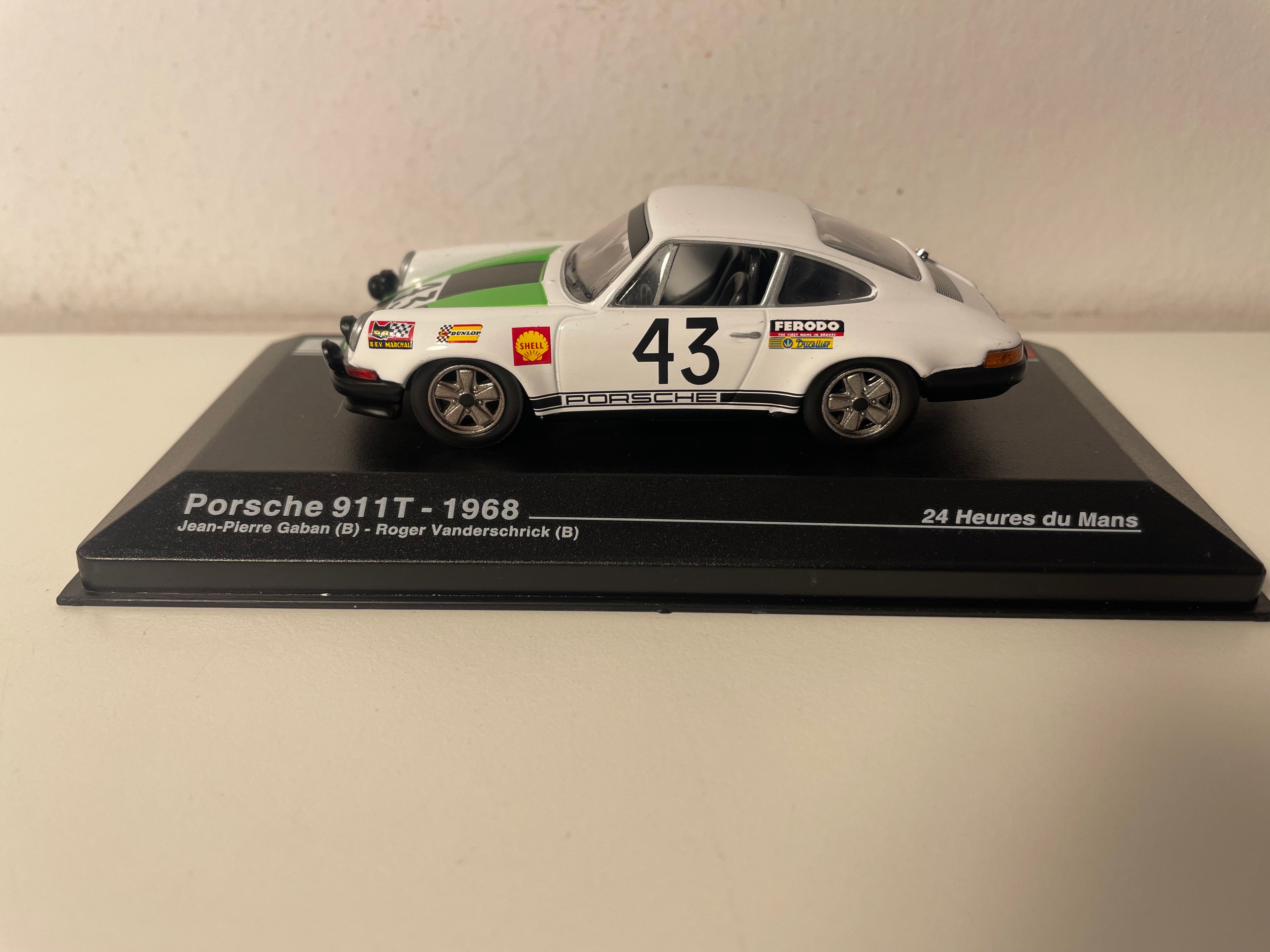 Porsche 911T blanche, verte et noire numéro 43 - 24 heures du Mans de 1968