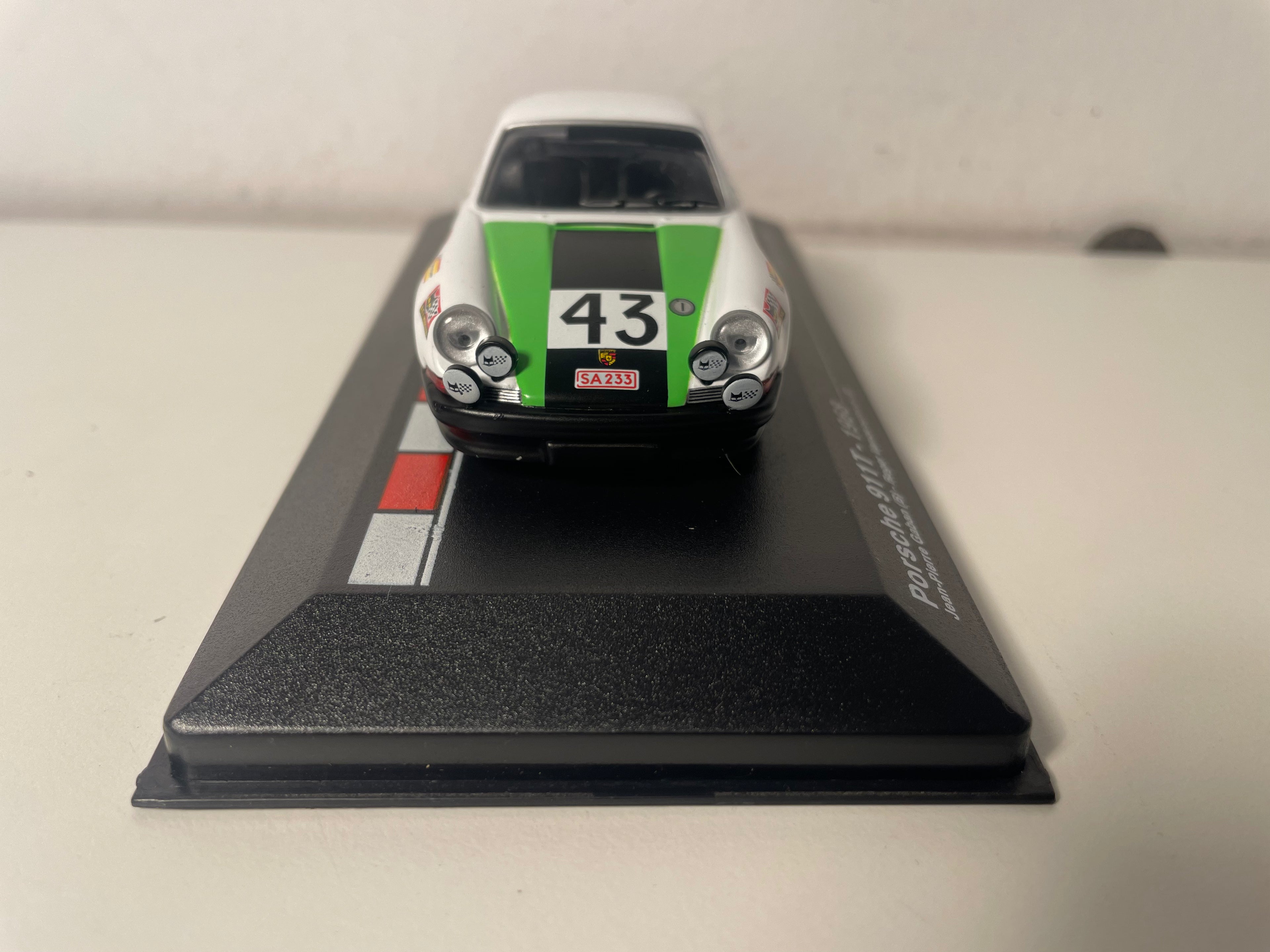 Porsche 911T blanche, verte et noire numéro 43 - 24 heures du Mans de 1968