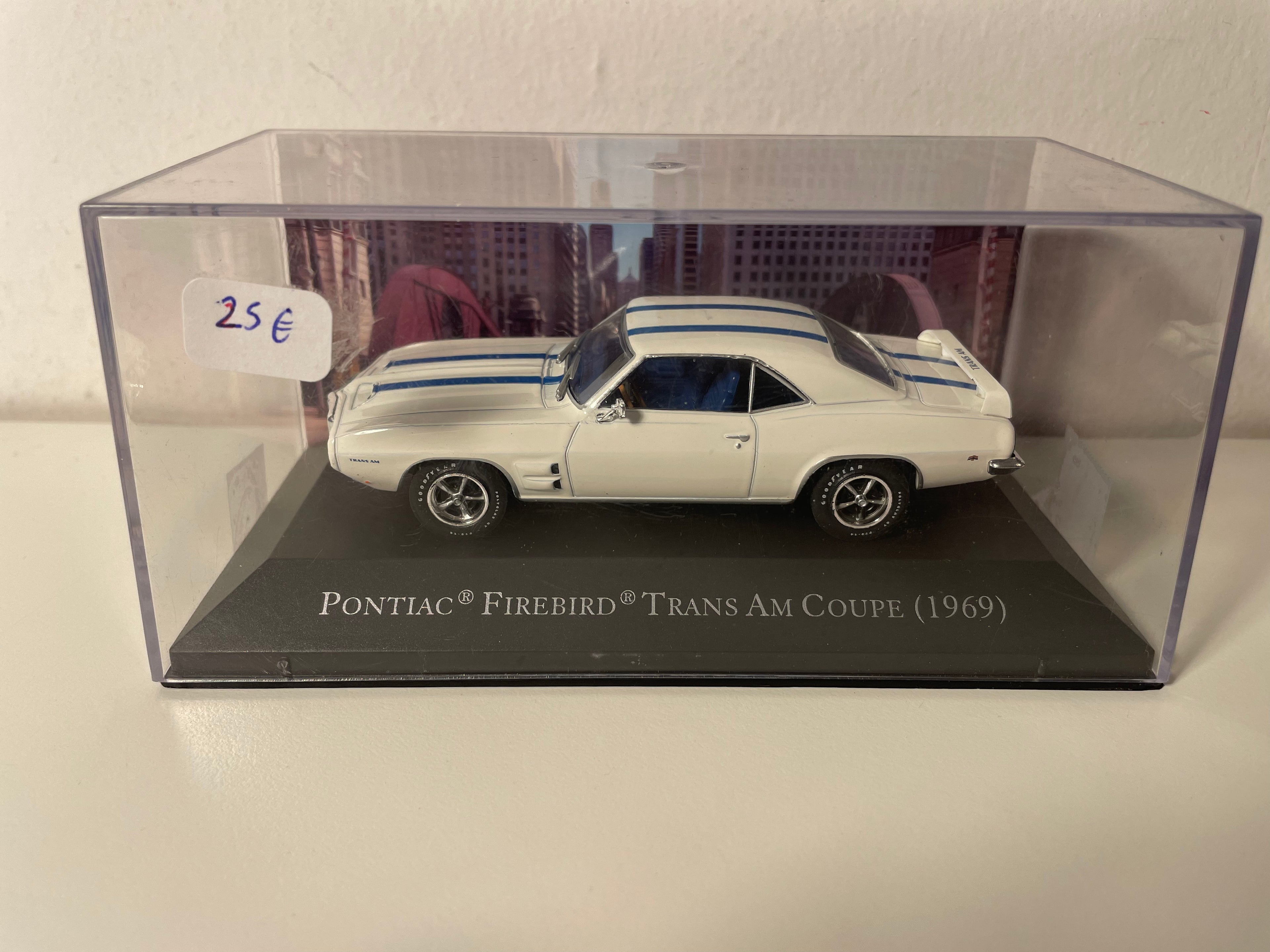 Pontiac Firebird Trans Am coupé wäiss a blo vun 1969 (amerikanescht Auto)