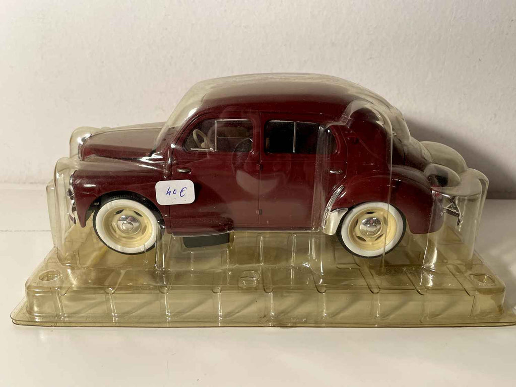 Renault 4CV bordeaux - Solido (Echelle 1/18ème)