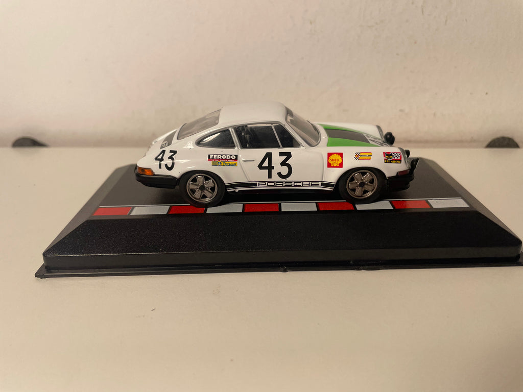 Porsche 911T blanche, verte et noire numéro 43 - 24 heures du Mans de 1968