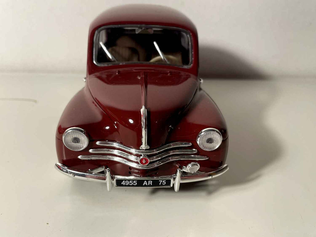 Renault 4CV bordeaux - Solido (Echelle 1/18ème)