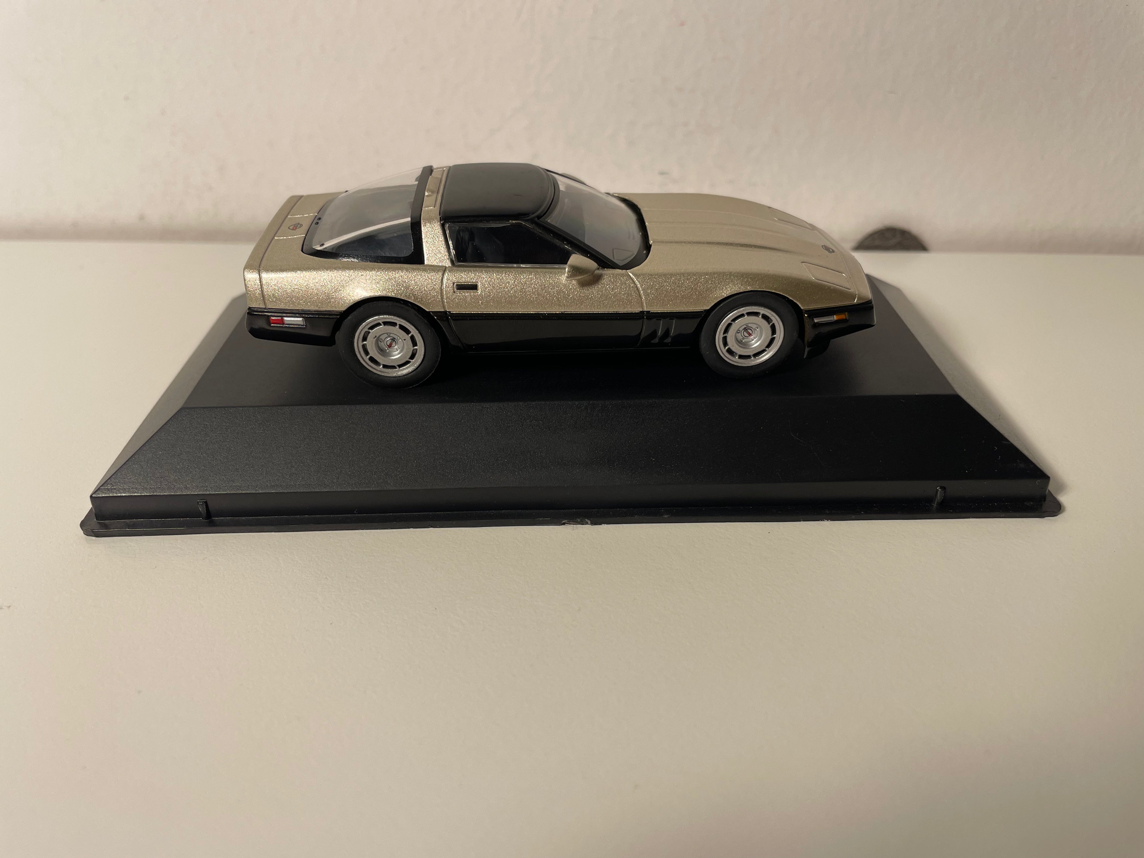 Chevrolet Corvette C4 Malcolm Konner Edition brąz z 1986 roku (samochód amerykański)
